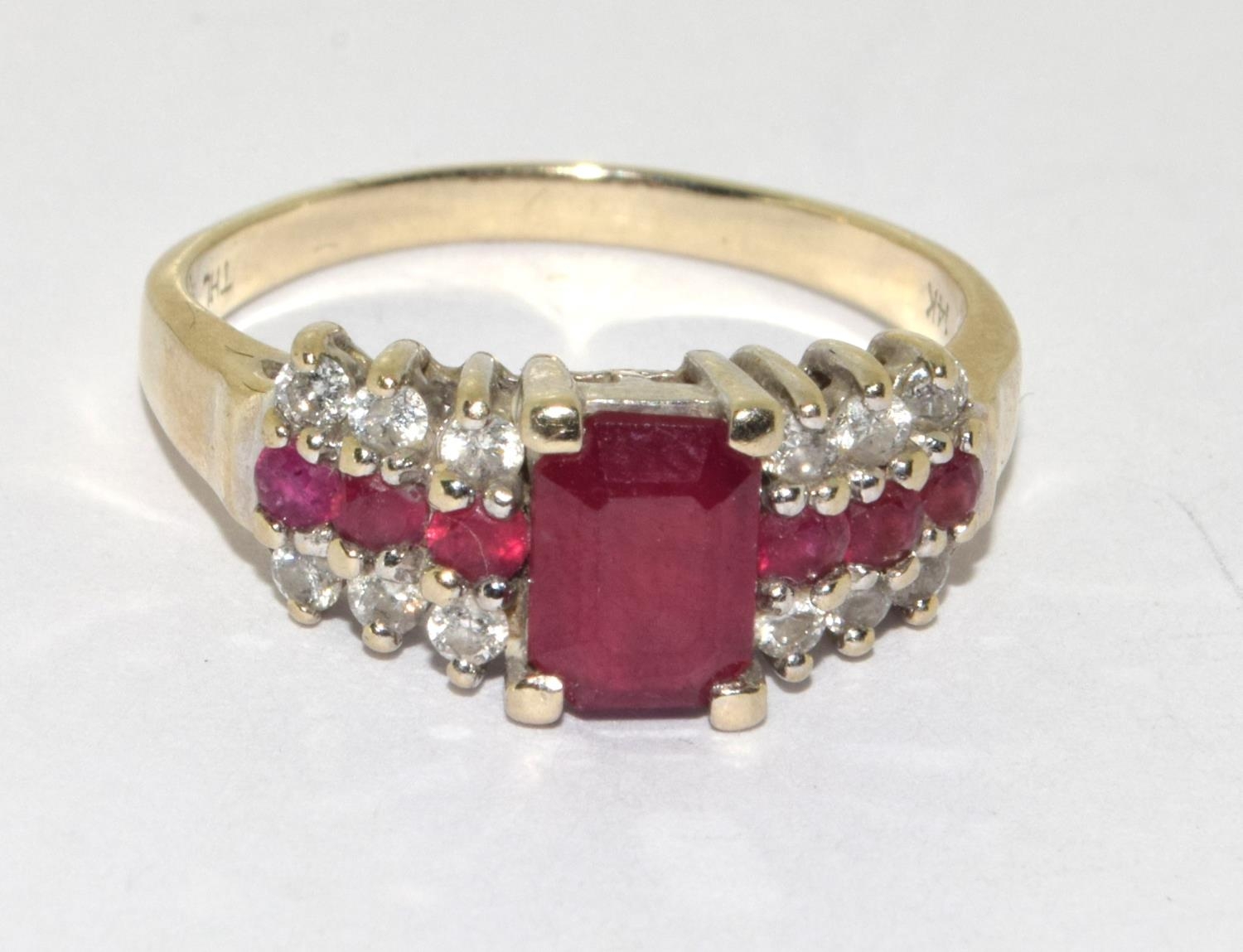 14ct gold ladies Diamond and Ruby ring with a good size center ruby 3.6g size P - Bild 5 aus 5