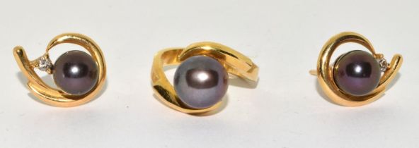 18ct gold ladies Pearl Earrings and Ring suite ring being size M. O/all weight 11.5g
