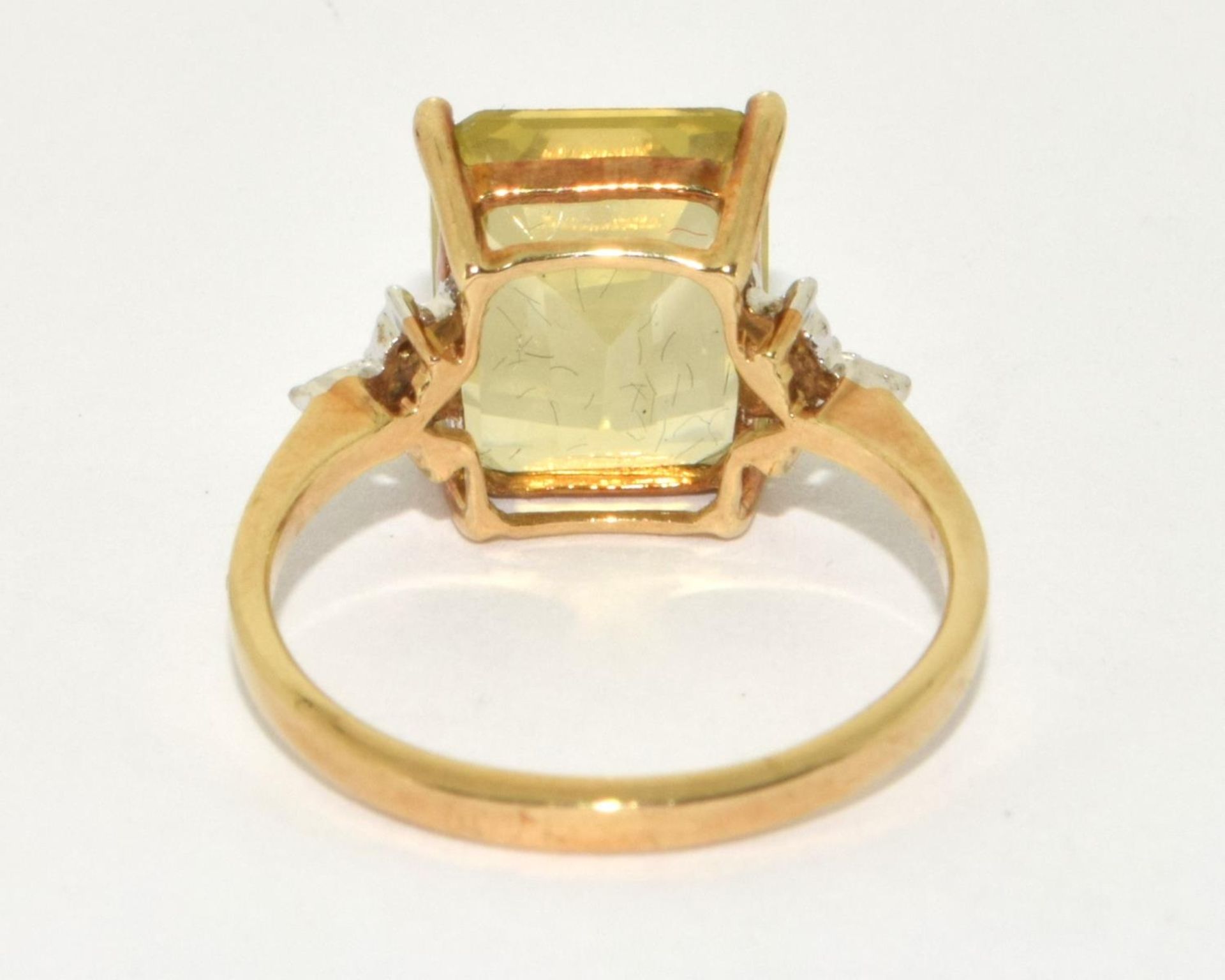 9ct gold ladies Diamond and Peridot ring with a large square center stone size N - Image 3 of 5