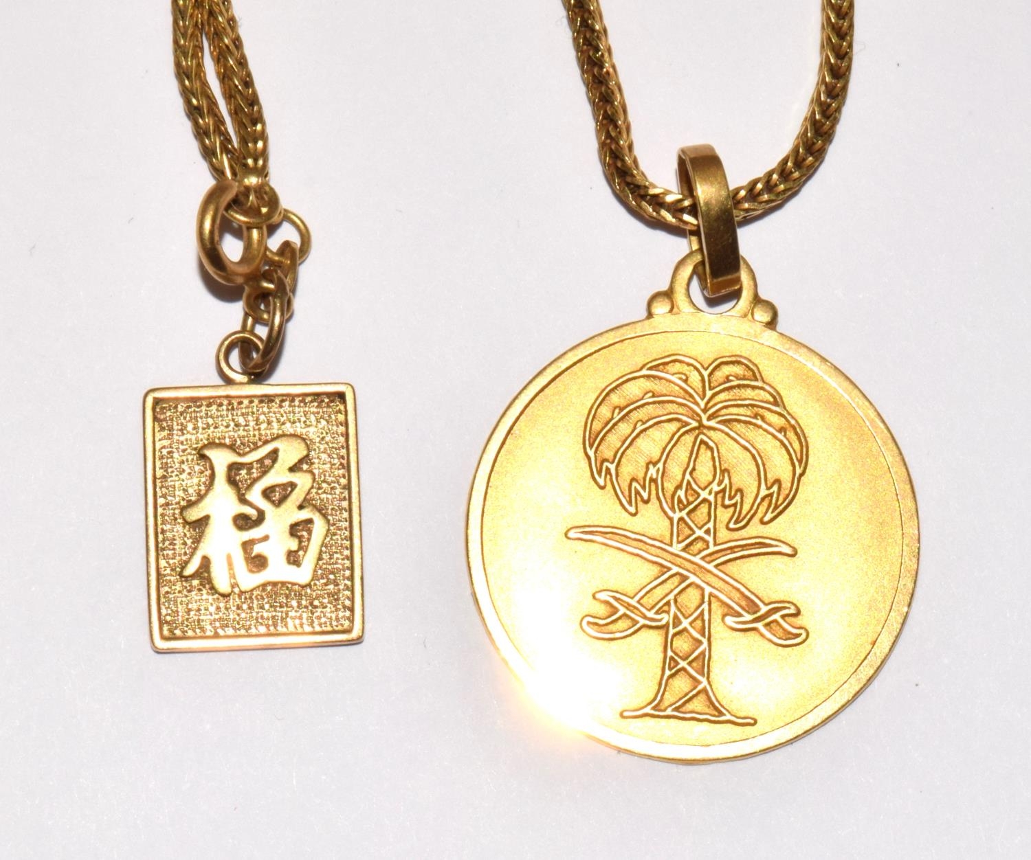 18ct gold neck chain together a 18ct gold pendant possibly Omani and a Chinese fob 19g total - Image 2 of 7