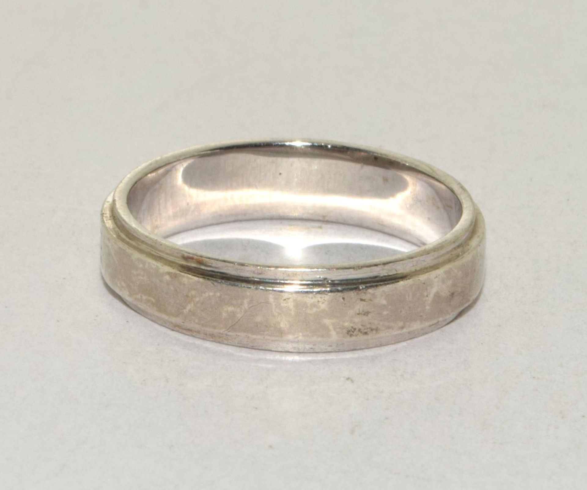 A 925 silver wedding band set with small stone, Size P - Image 2 of 3