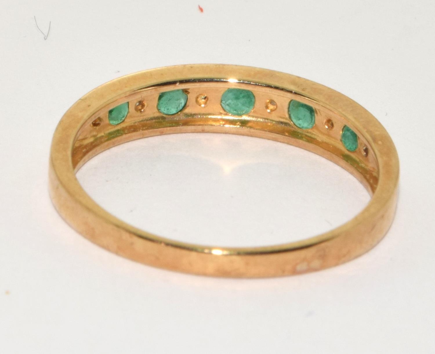 9ct gold ladies Diamond and Emerald chanal set 1/2 eternity ring size S - Image 3 of 5
