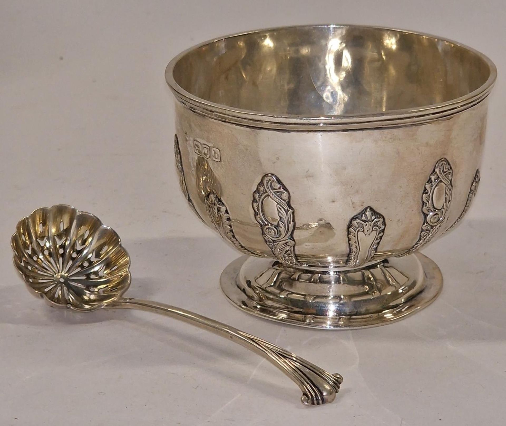 Boxed silver mixing bowl and matching drainer spoon - Image 2 of 5