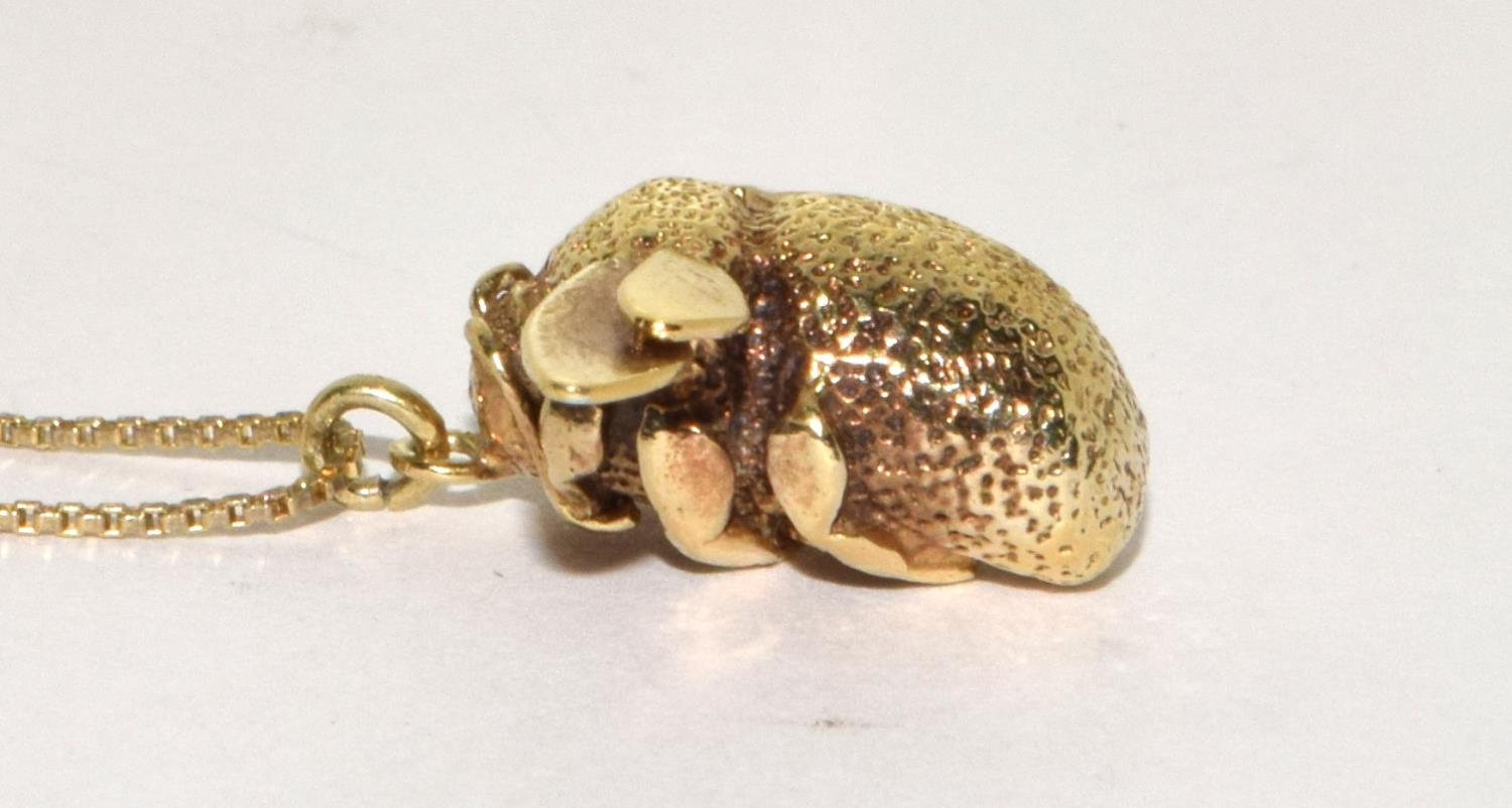 Alex Monroe 22ct gold vermel large Bumblebee pendant on a 9ct gold chain - Image 3 of 4