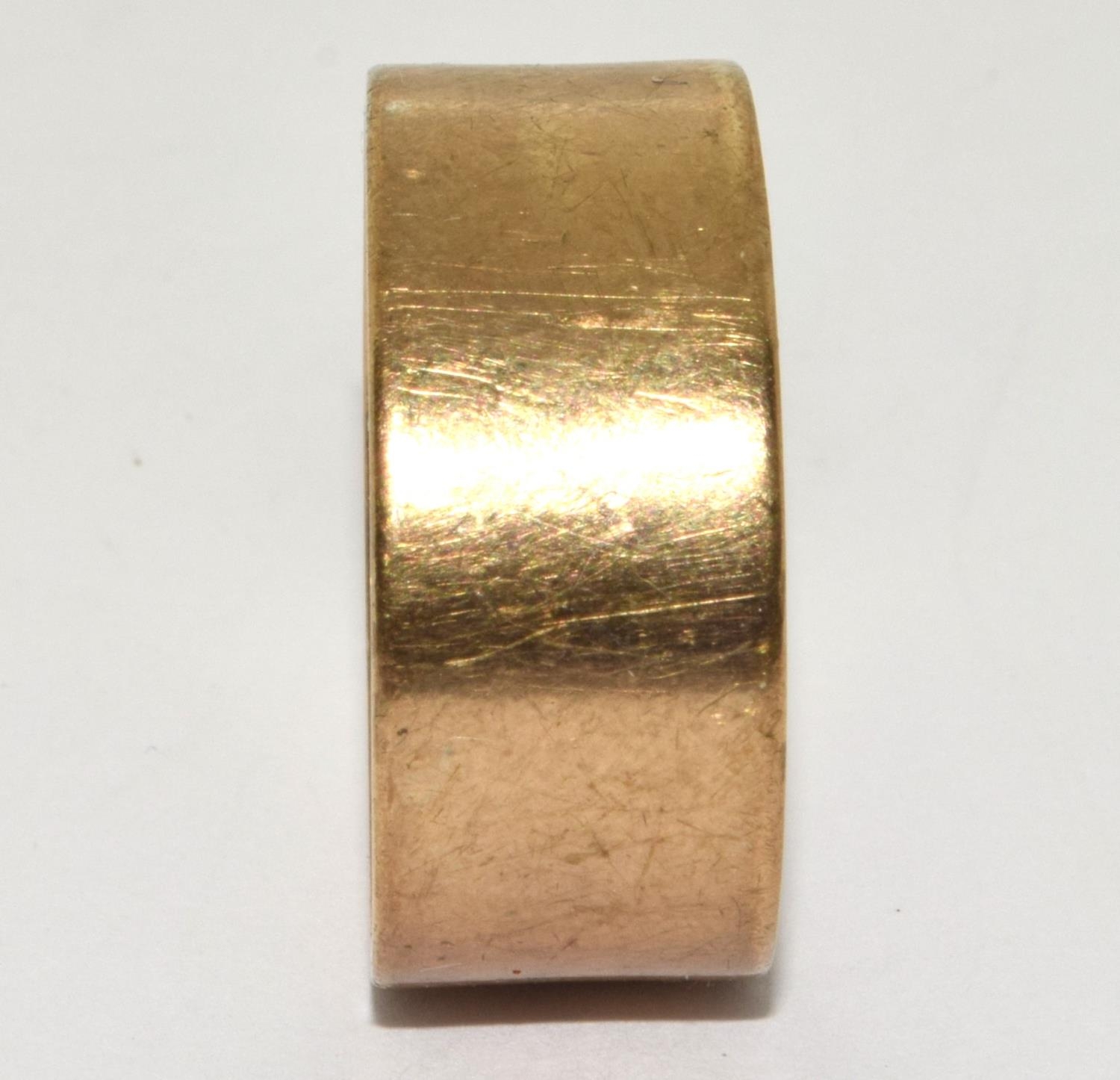 9ct gold good size wedding band 7.2g size V - Image 3 of 3