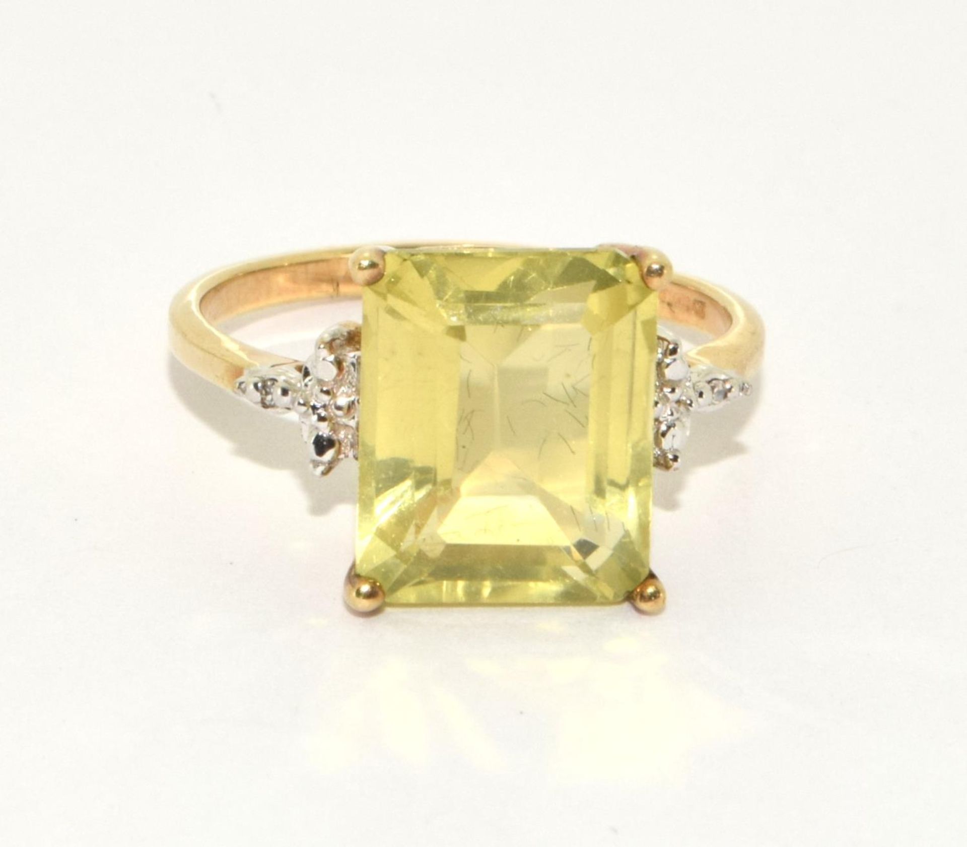 9ct gold ladies Diamond and Peridot ring with a large square center stone size N - Image 5 of 5