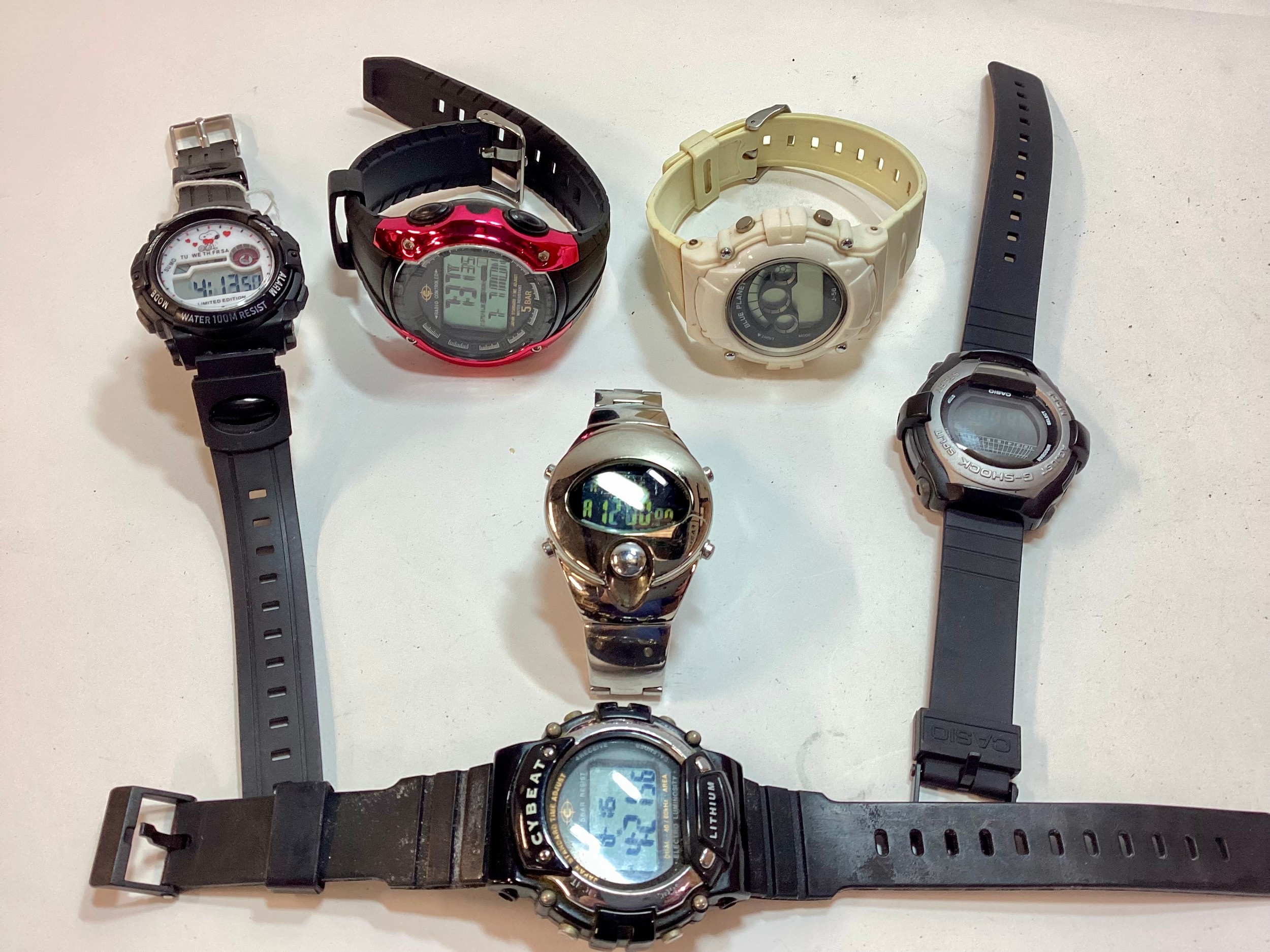 A collection of digital watches including G-Shock. 6 in lot, all working at time of listing. (ref: