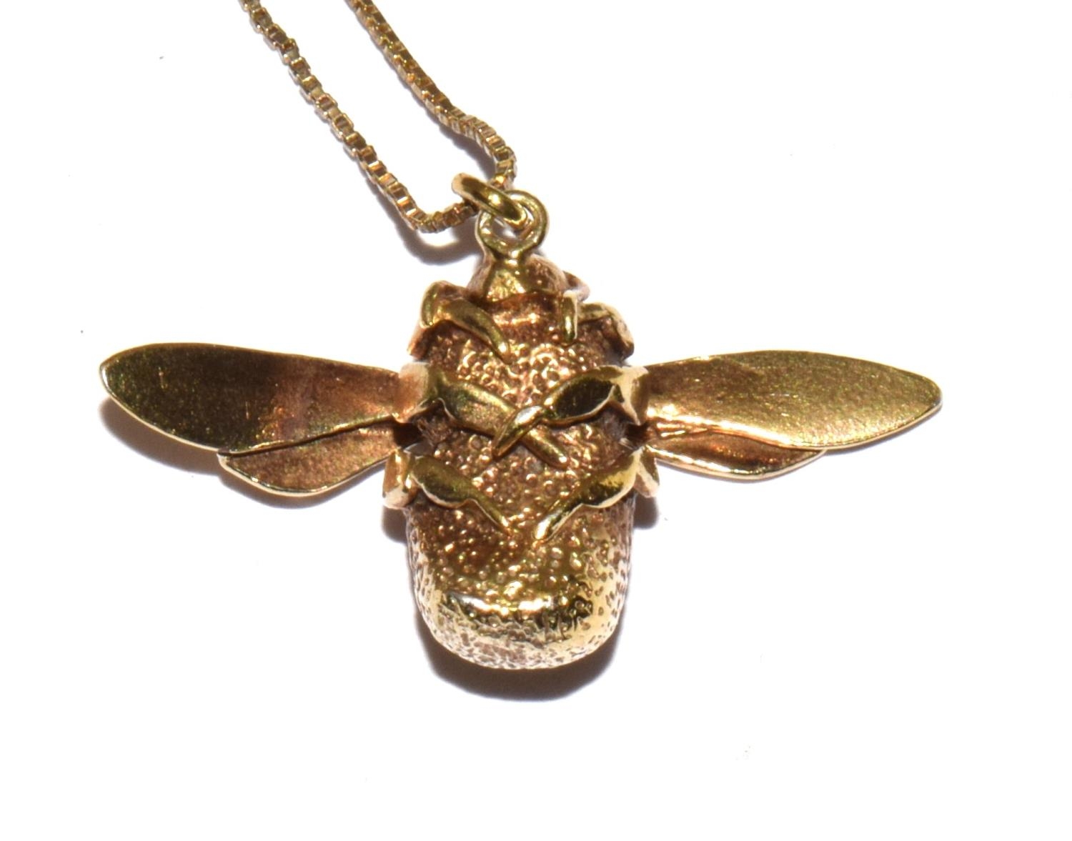 Alex Monroe 22ct gold vermel large Bumblebee pendant on a 9ct gold chain - Image 4 of 4
