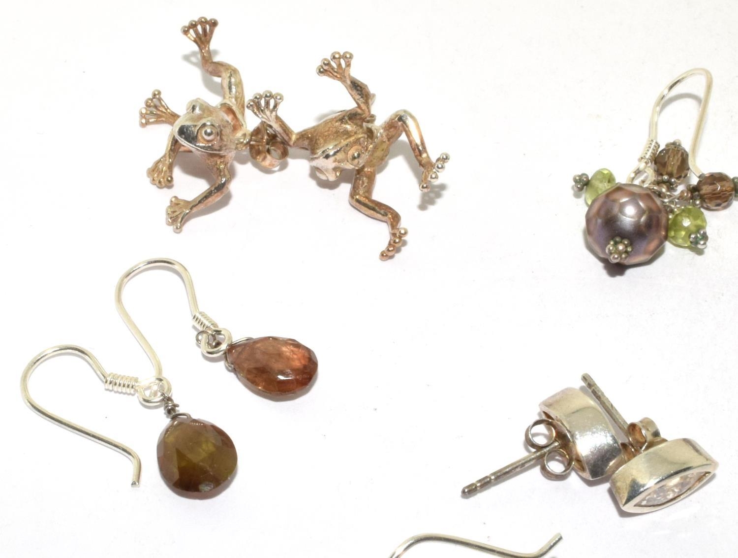7 x pairs of silver gem set earrings to include an articulated frogs - Image 3 of 4