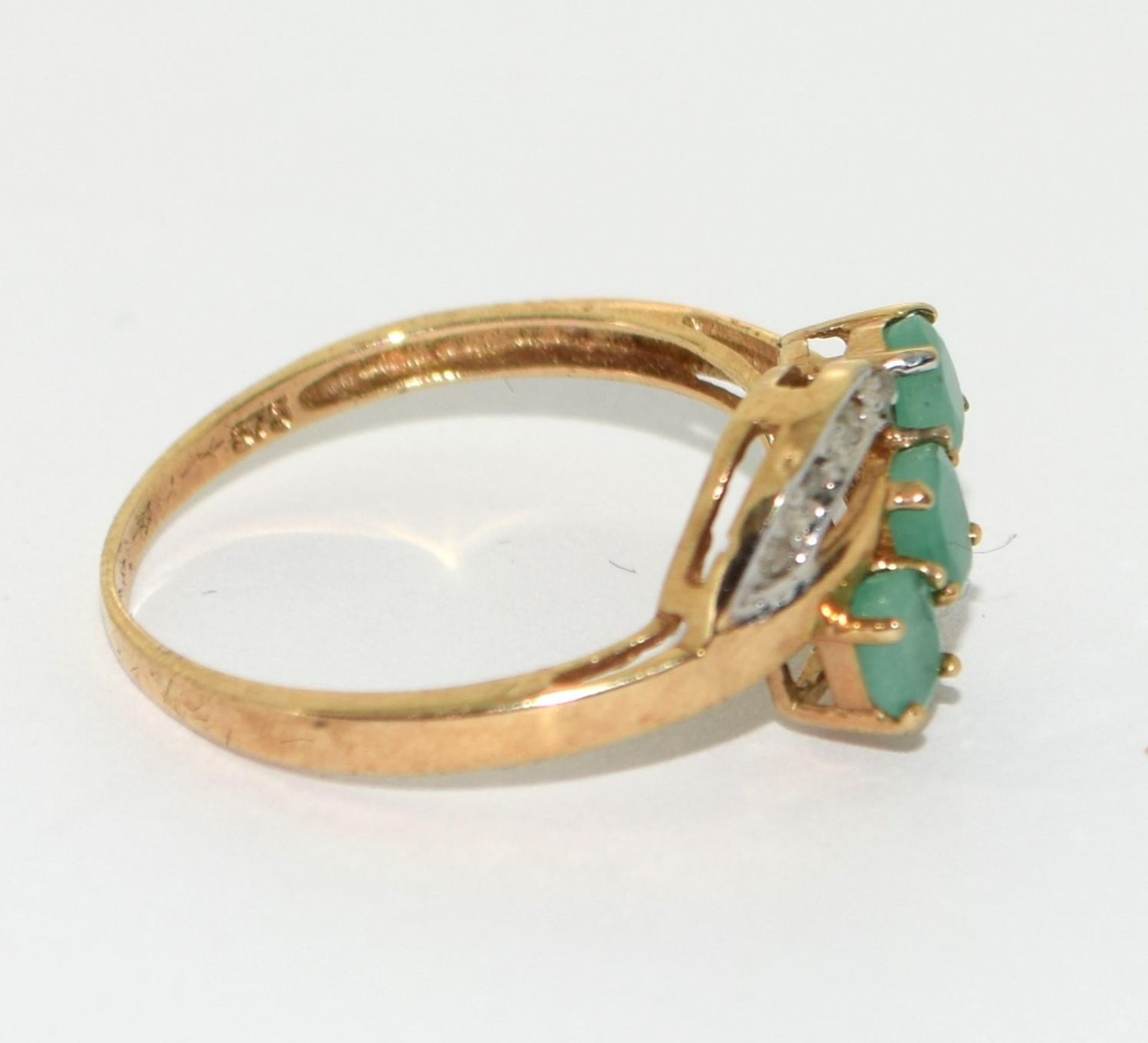 9ct gold ladies Diamond and emerald sweep ring size N - Image 4 of 5