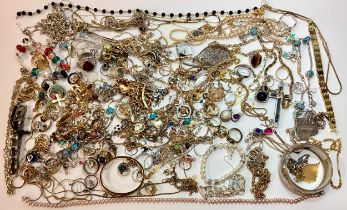 Bag of costume jewellery.