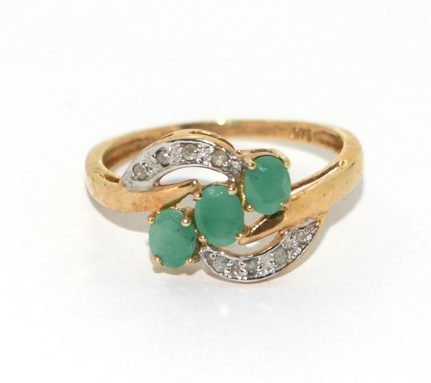 9ct gold ladies Diamond and emerald sweep ring size N - Image 5 of 5