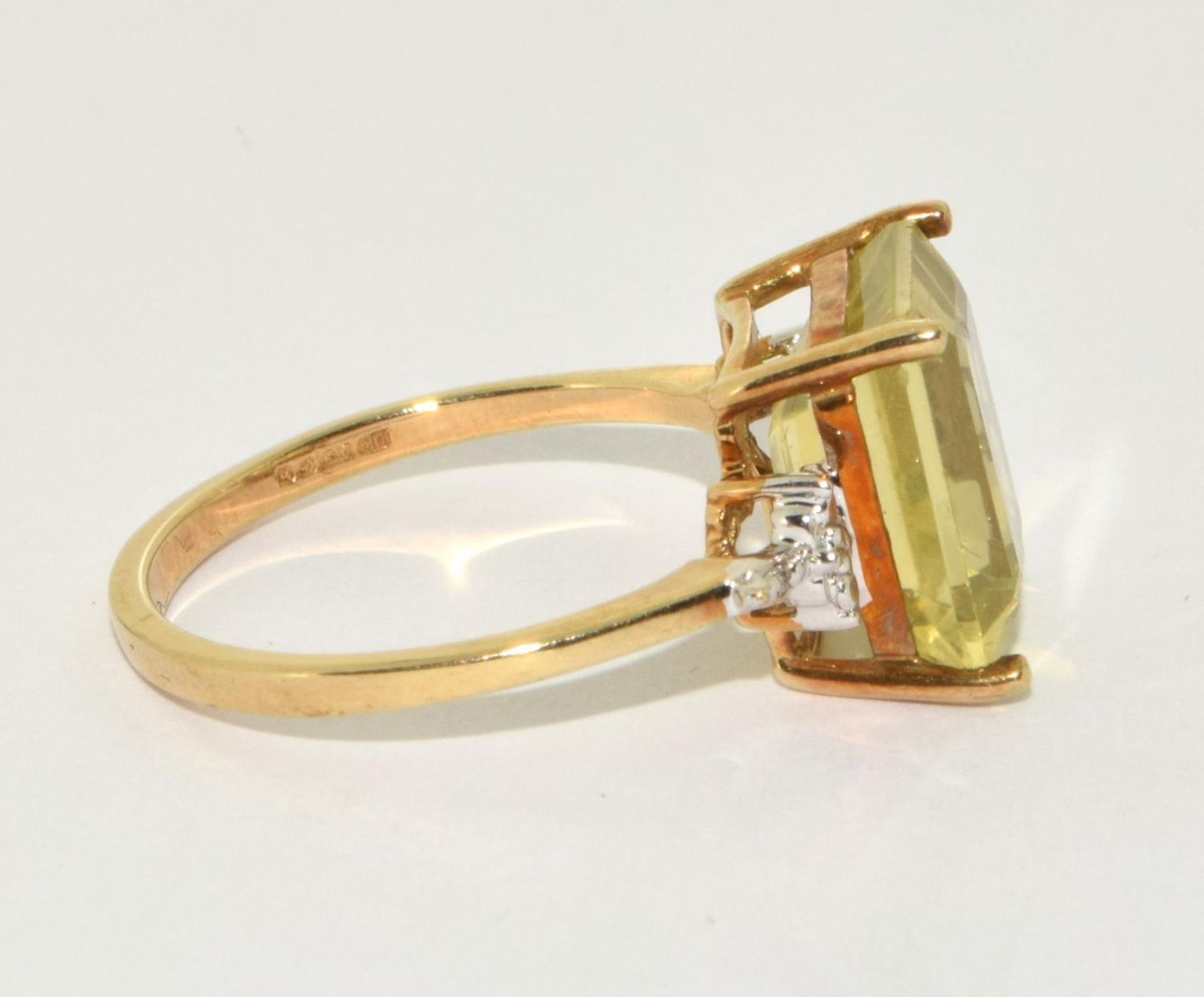 9ct gold ladies Diamond and Peridot ring with a large square center stone size N - Image 4 of 5