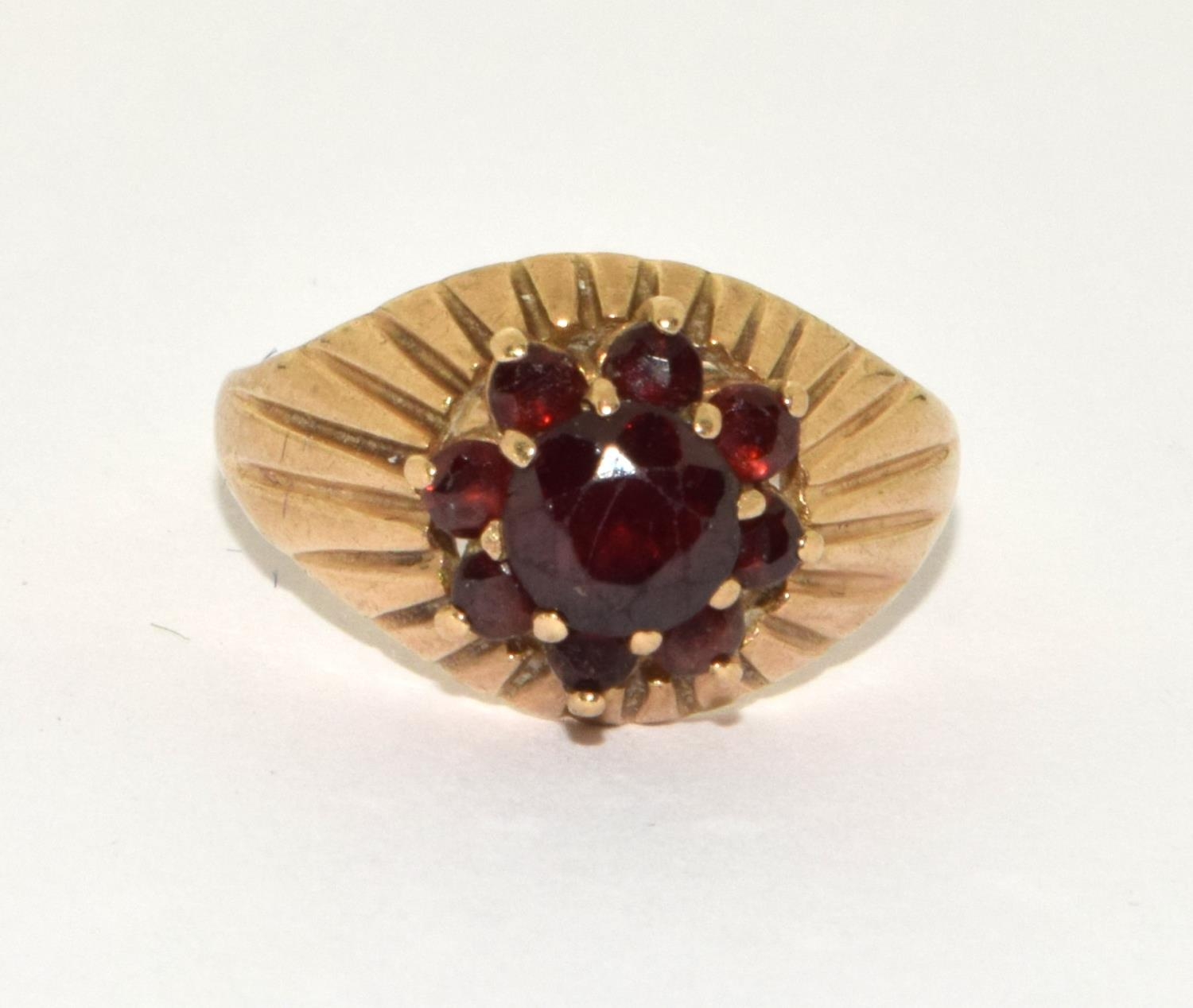 9ct gold large set garnet ring 3.3g size M - Image 5 of 5