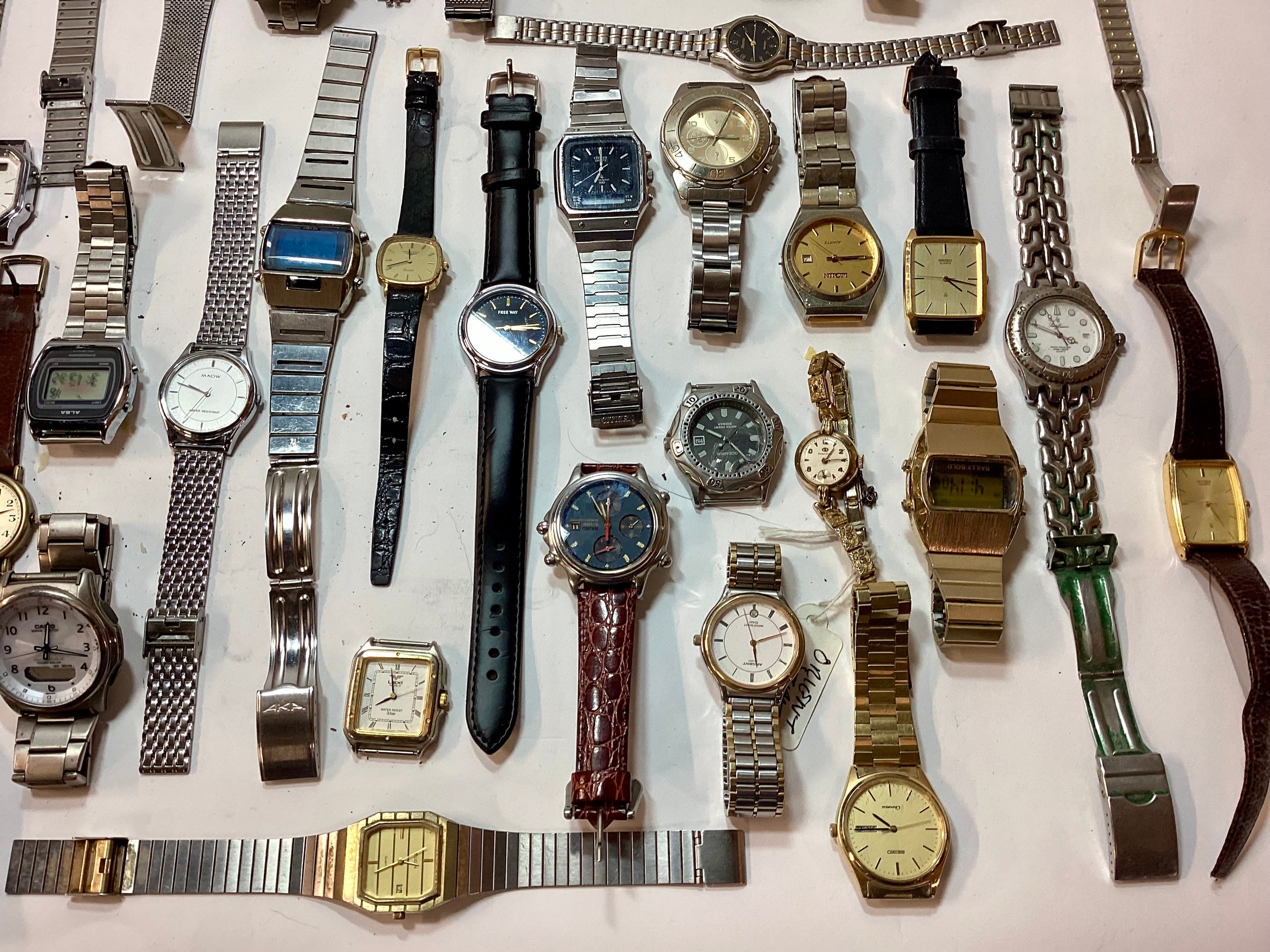 Large collection of mostly gents quartz watches offered for spares/repair but some seen working. ( - Image 3 of 5