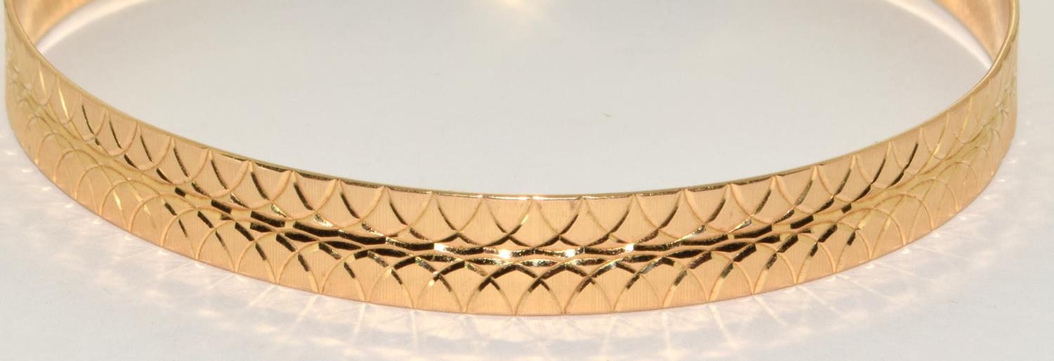 18ct gold embossed wrist bangle 6,5cm diameter 0.8cm tall 13g - Image 2 of 4