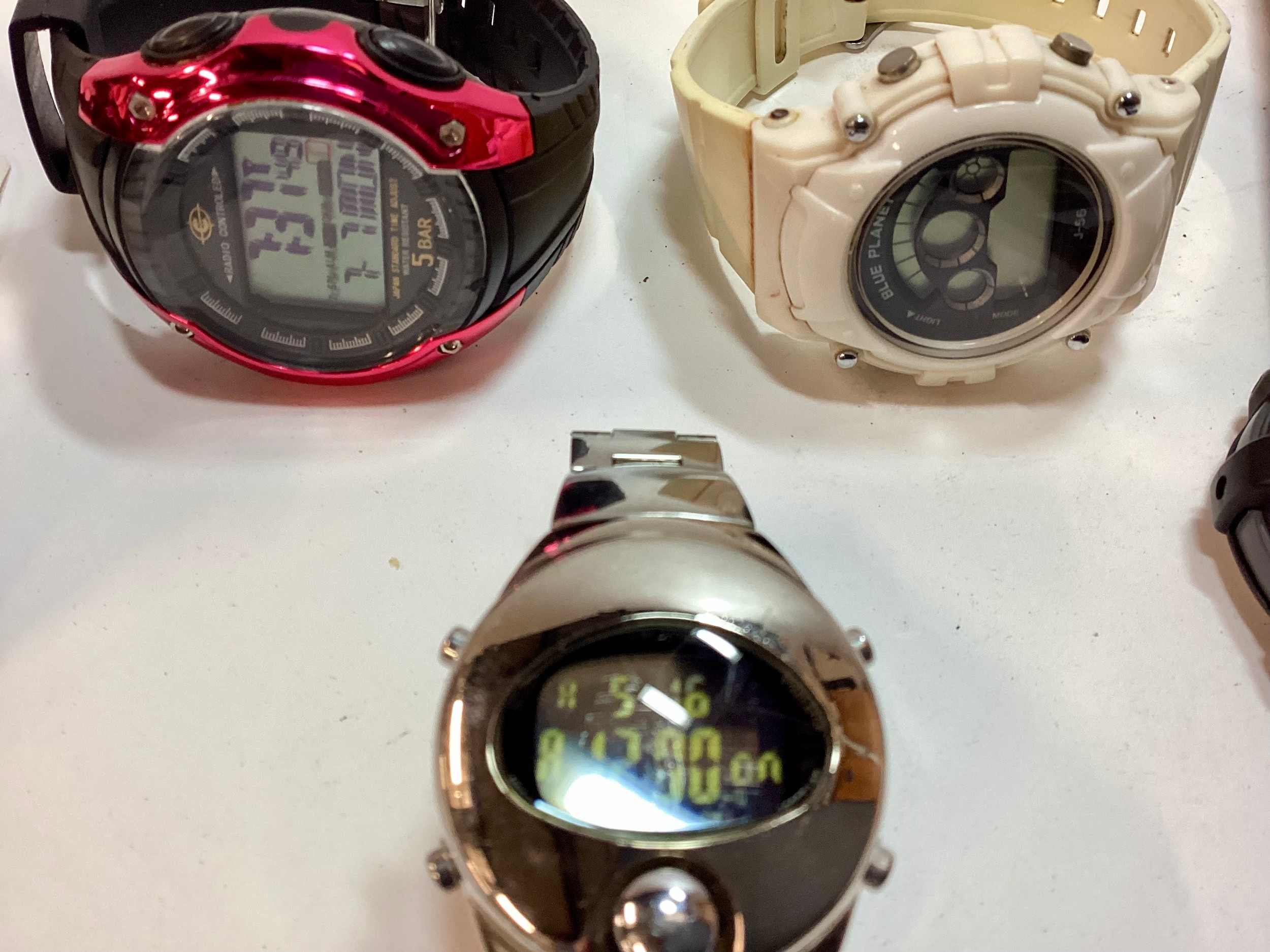 A collection of digital watches including G-Shock. 6 in lot, all working at time of listing. (ref: - Image 2 of 3