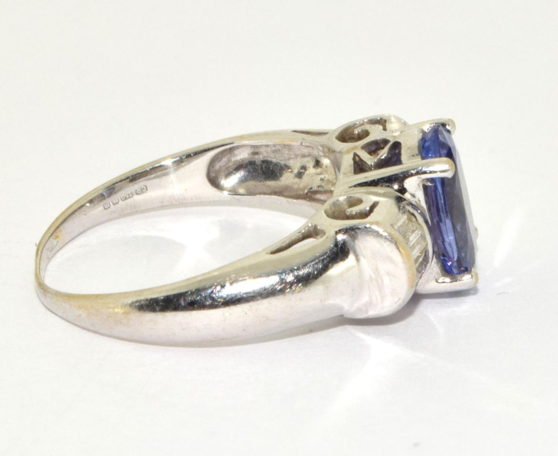 18ct white gold 1.5ct Tanzanite and Diamond ring 5.6g size M - Image 5 of 6