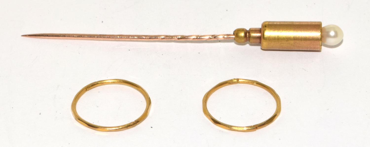 9ct gold Pearl stick pin together with 9ct gold small loop earrings 3.2g