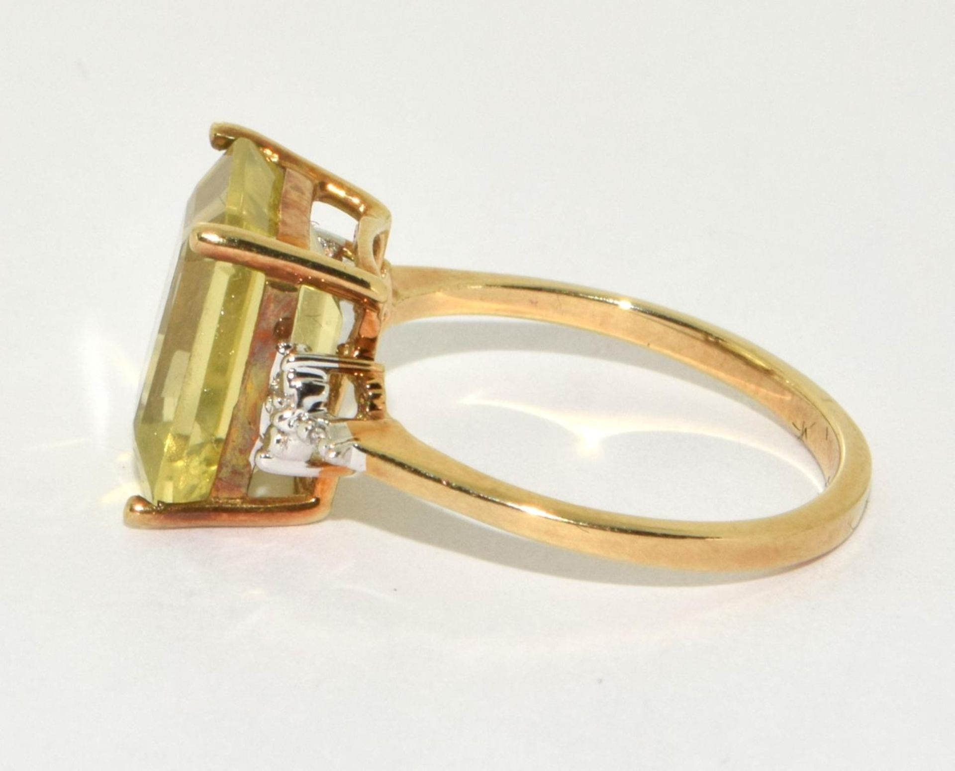 9ct gold ladies Diamond and Peridot ring with a large square center stone size N - Image 2 of 5