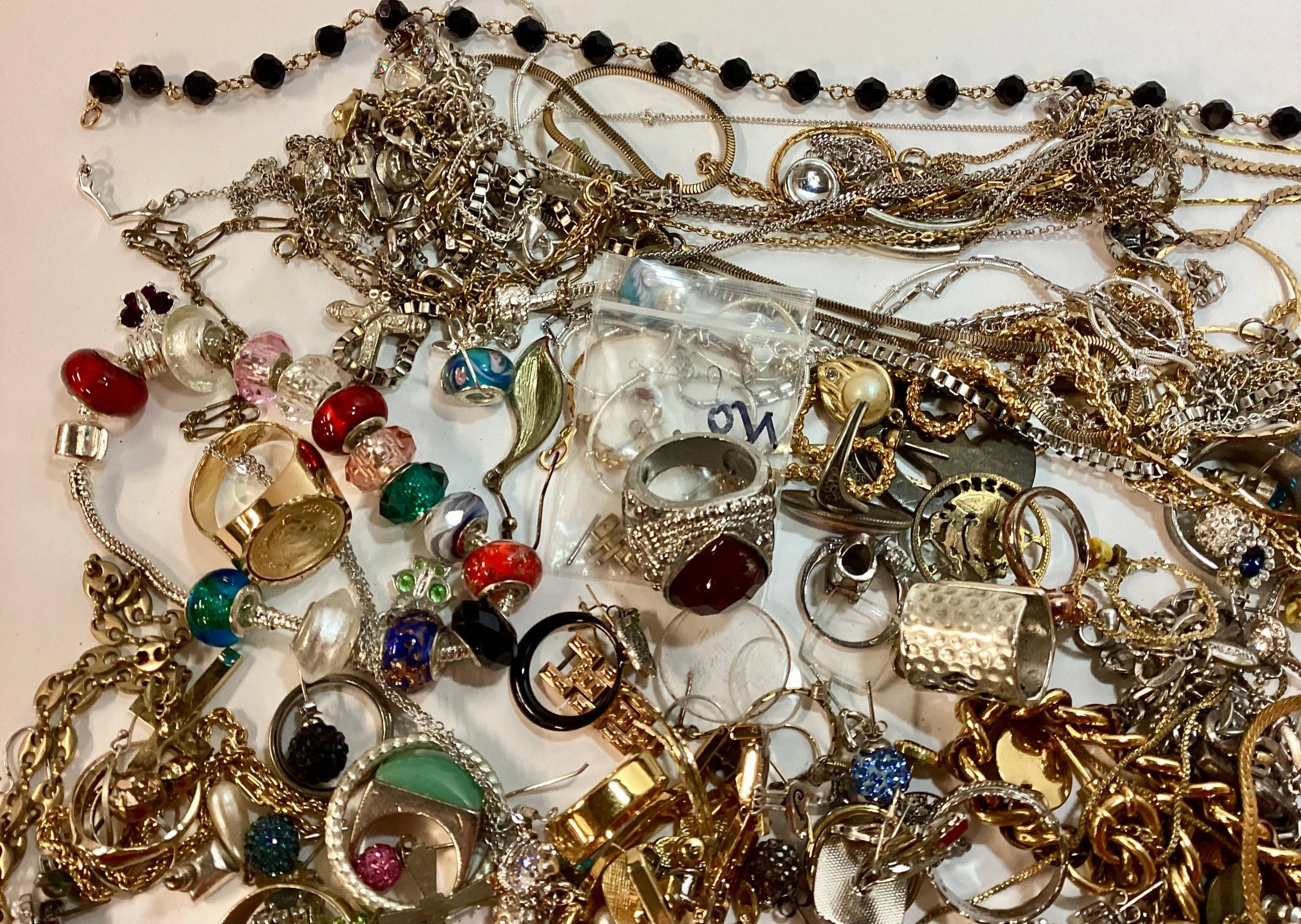 Bag of costume jewellery. - Image 2 of 5