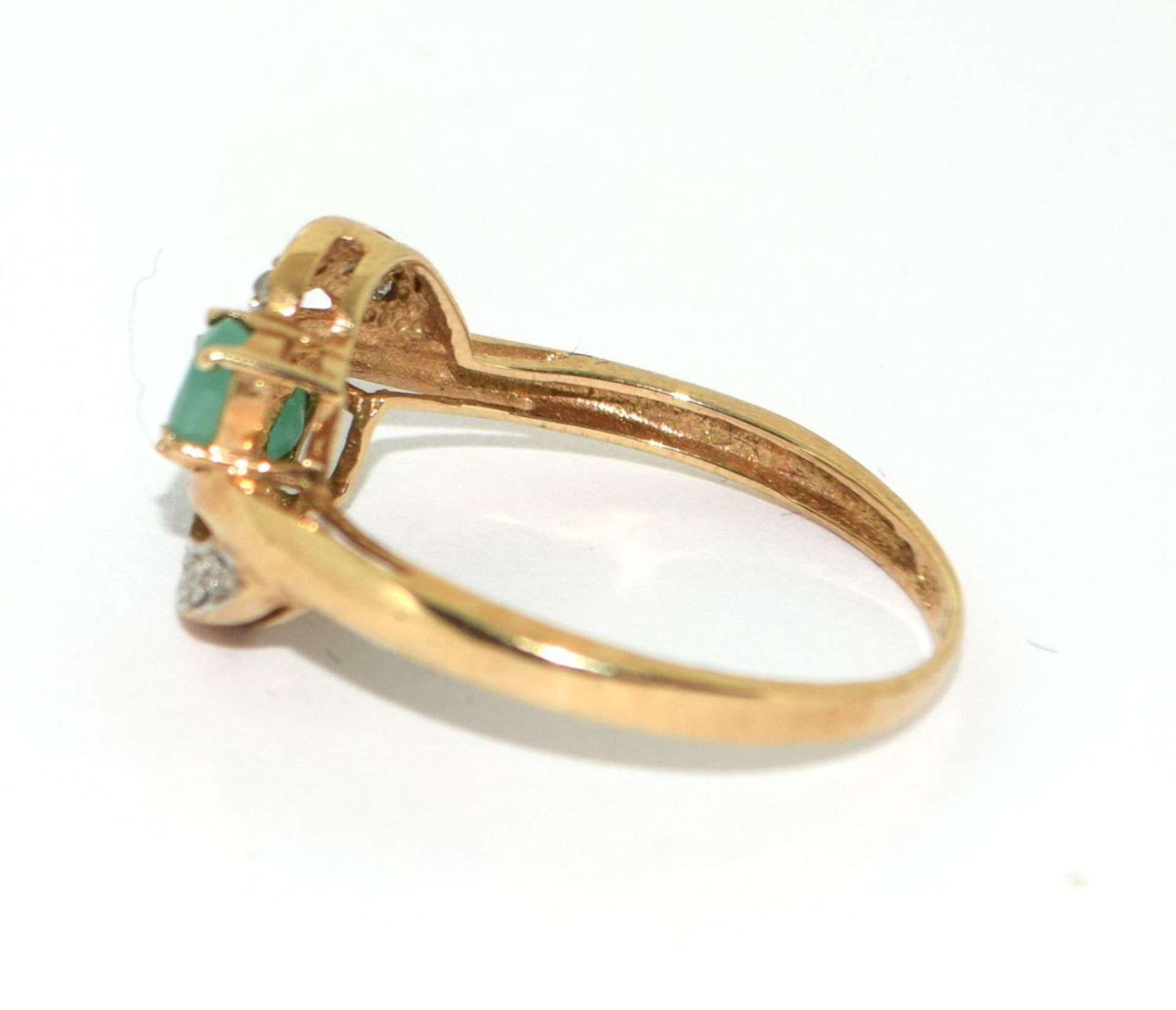 9ct gold ladies Diamond and emerald sweep ring size N - Image 2 of 5