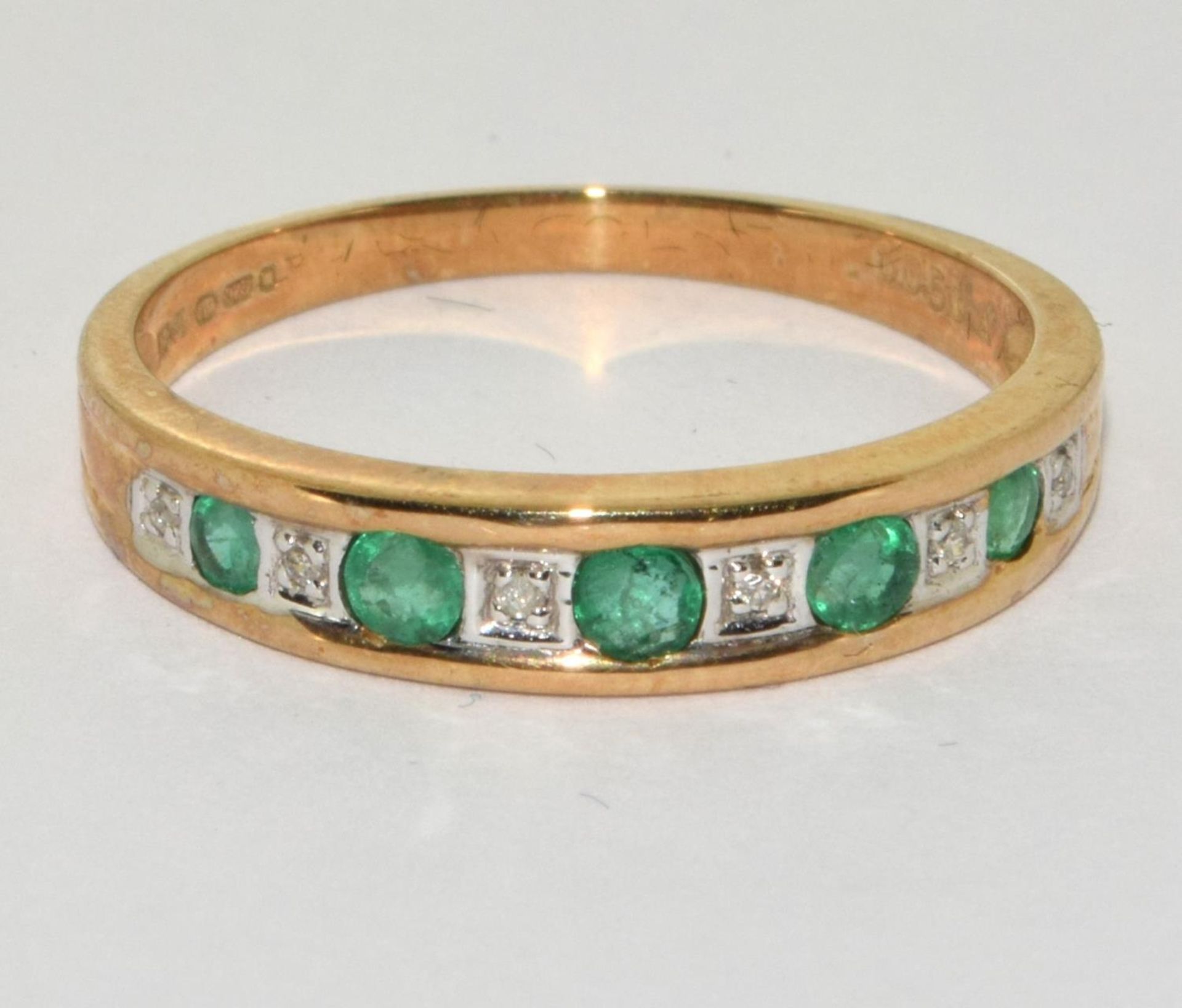 9ct gold ladies Diamond and Emerald chanal set 1/2 eternity ring size S - Image 5 of 5