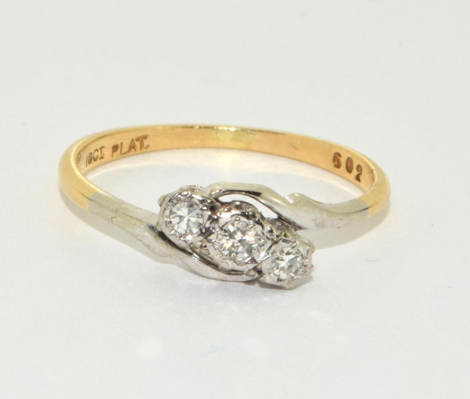 18ct gold ladies 3 stone Diamond twist ring size M - Image 5 of 5