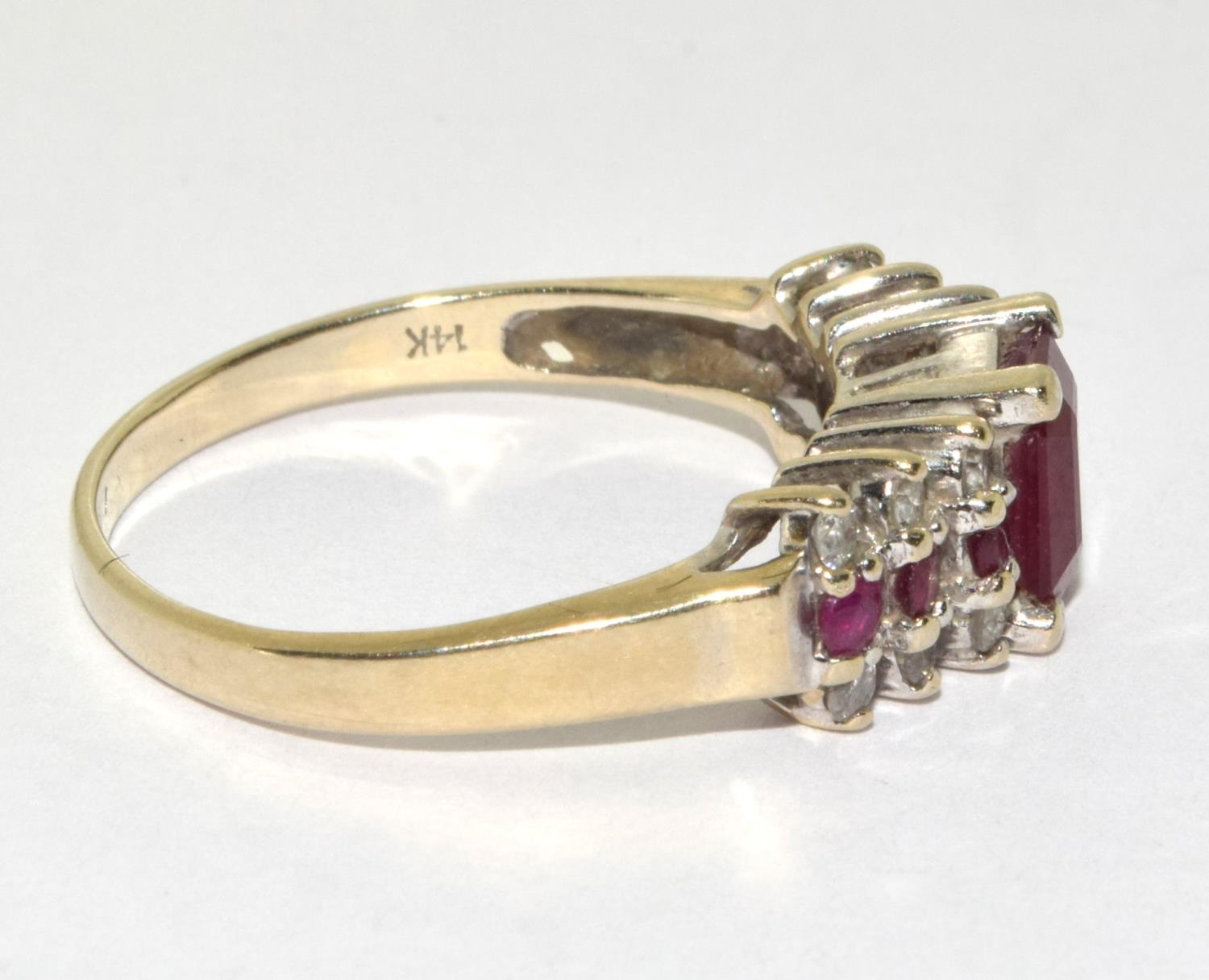 14ct gold ladies Diamond and Ruby ring with a good size center ruby 3.6g size P - Bild 4 aus 5