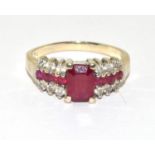 14ct gold ladies Diamond and Ruby ring with a good size center ruby 3.6g size P