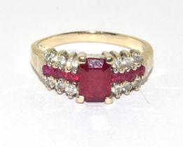 14ct gold ladies Diamond and Ruby ring with a good size center ruby 3.6g size P