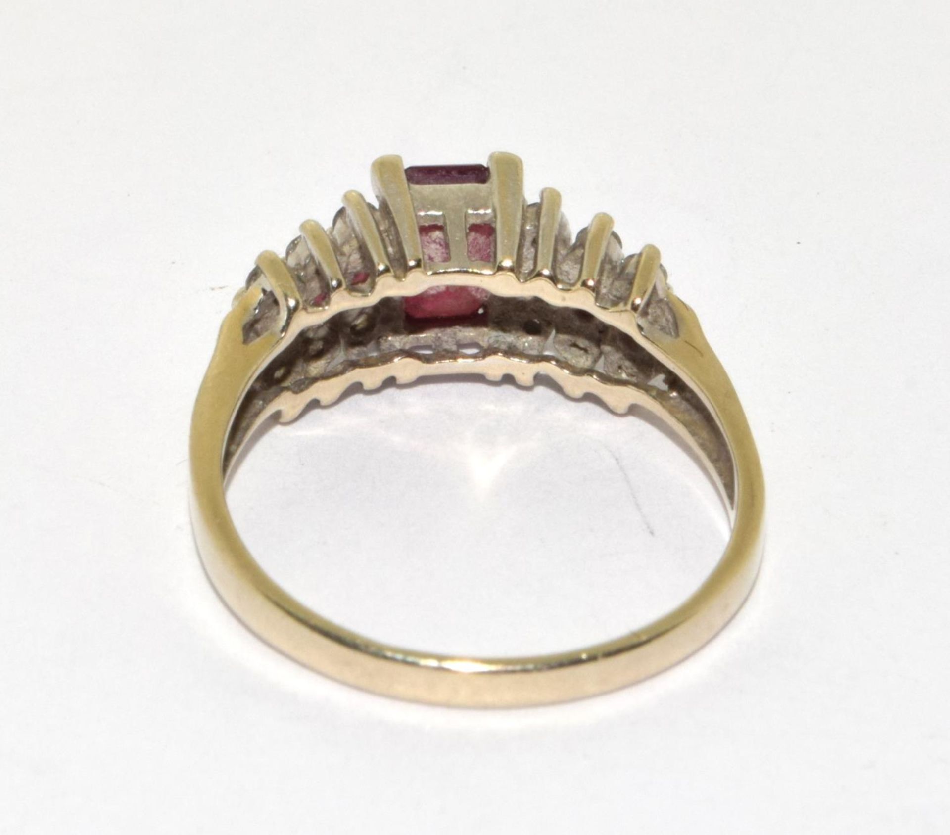 14ct gold ladies Diamond and Ruby ring with a good size center ruby 3.6g size P - Image 3 of 5