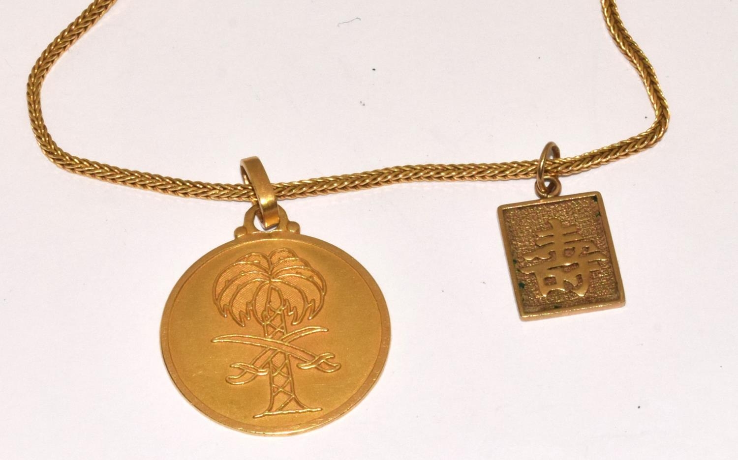 18ct gold neck chain together a 18ct gold pendant possibly Omani and a Chinese fob 19g total - Image 7 of 7