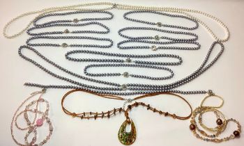 Collection of faux pearl costume jewellery necklaces. (ref:11)