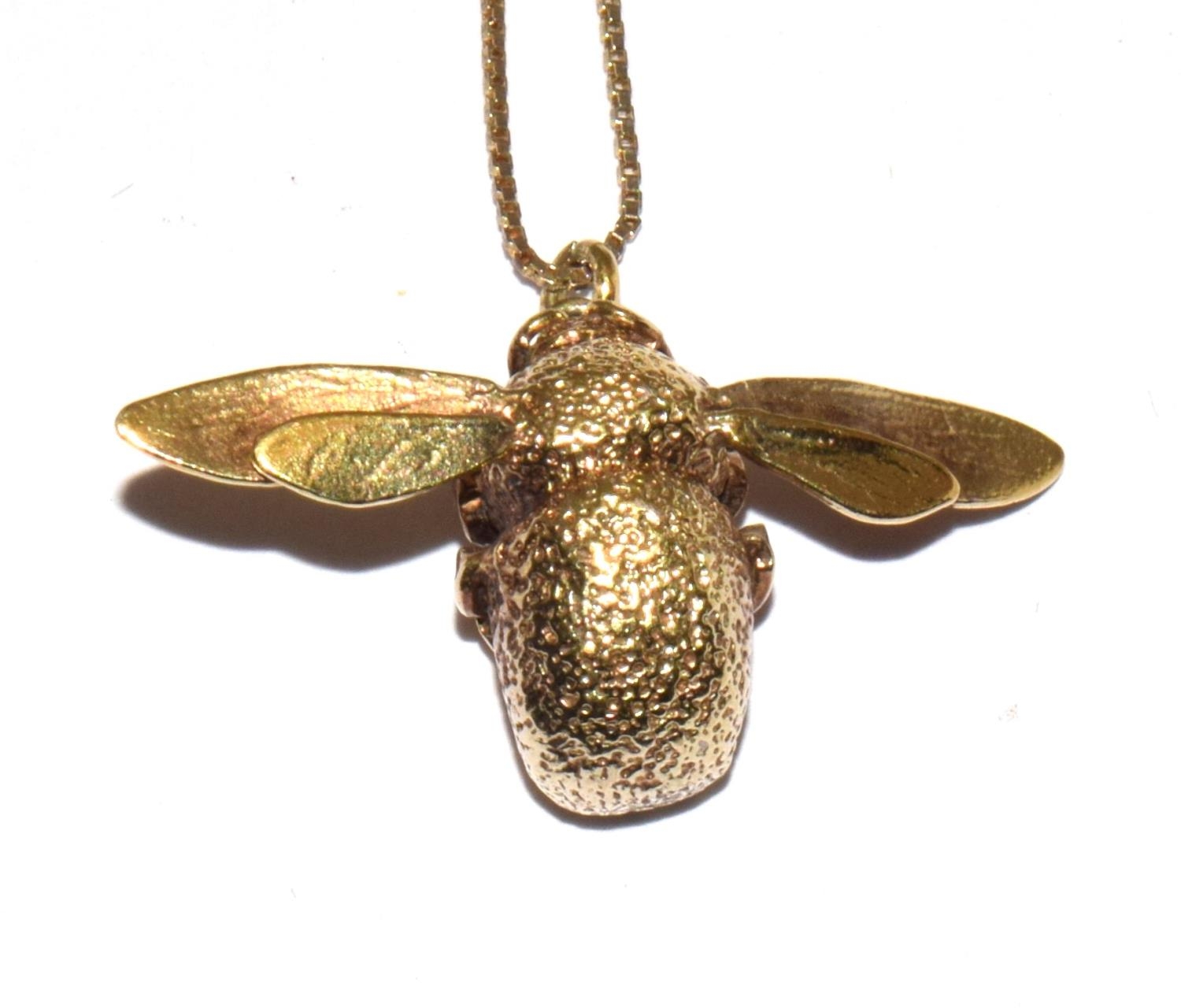 Alex Monroe 22ct gold vermel large Bumblebee pendant on a 9ct gold chain - Image 2 of 4