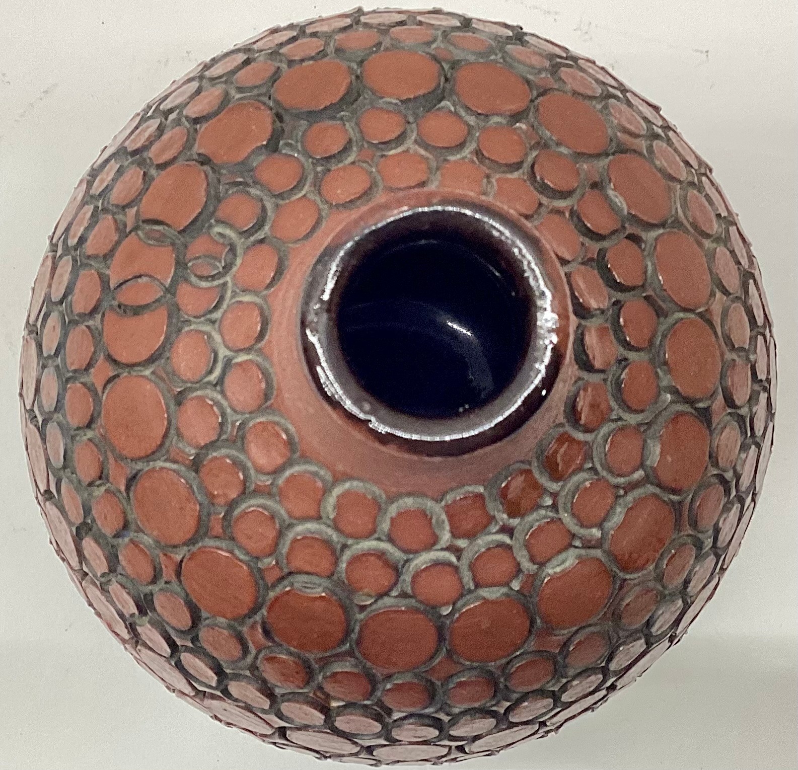 Poole Pottery Atlantis carved small onion vase A18 by Beatrice Bolton 4" high. - Image 3 of 4