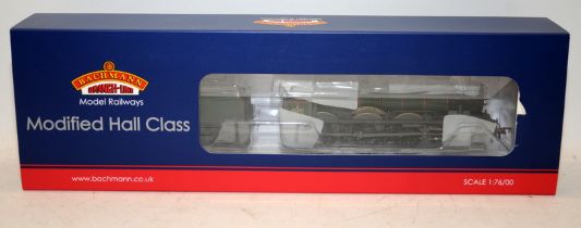 Bachmann OO gauge Modifies Hall Class Locomotive Thirlestaine Hall (Weathered) ref:31-782. Boxed