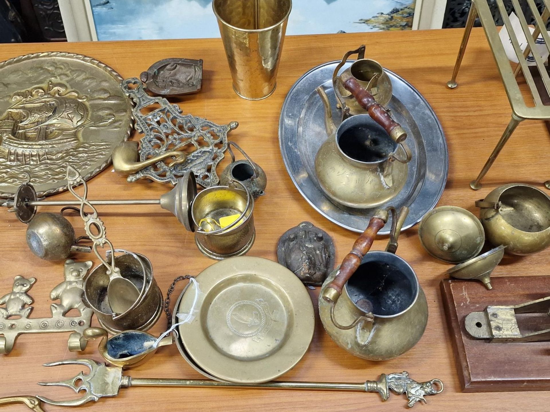 Large collection of brass and other metalware items. - Image 3 of 4
