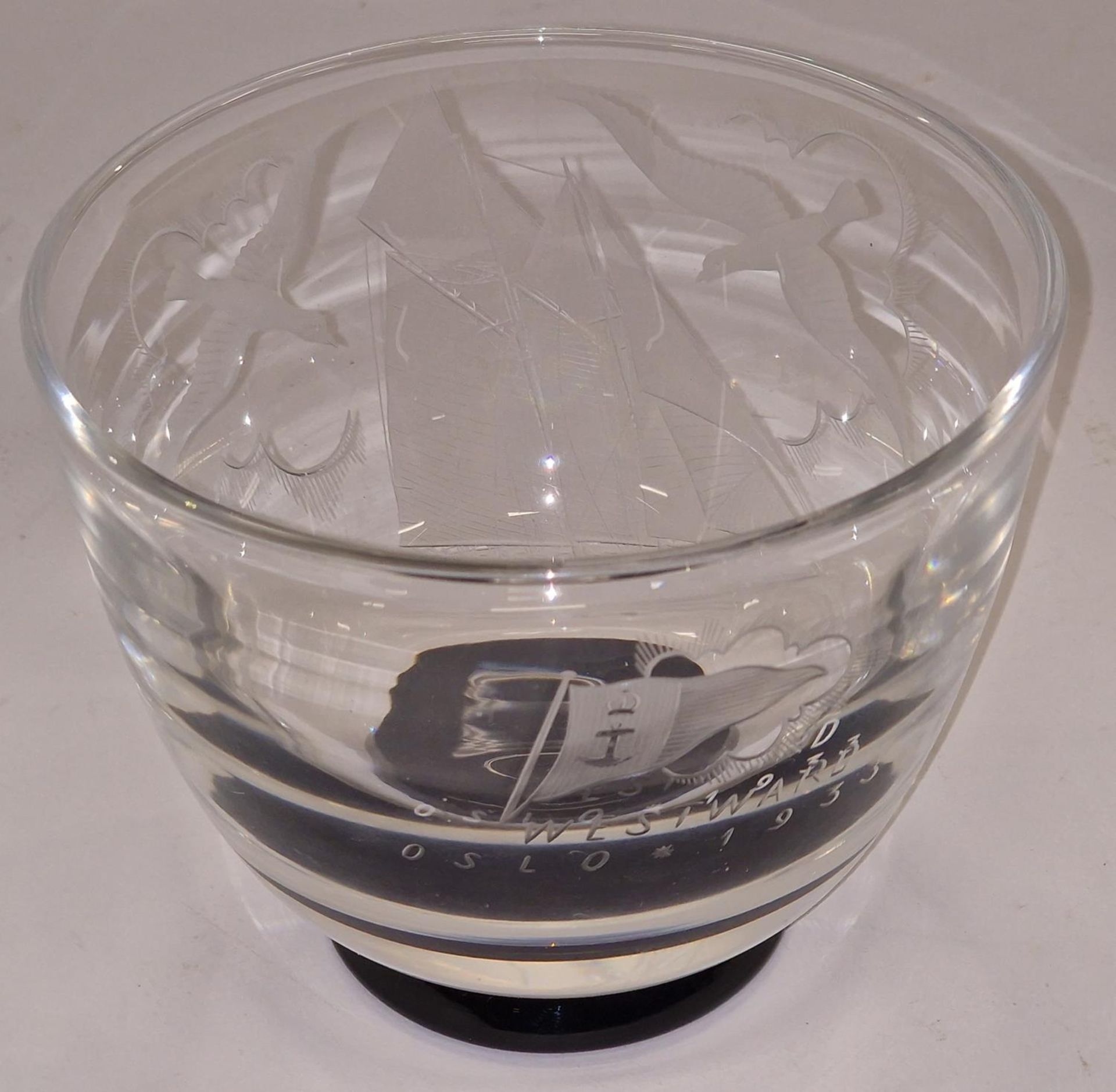 Vintage Hadeland glass bowl to commemorate visiting oslo in 1933. Signed to base 13cm diameter at - Image 3 of 5