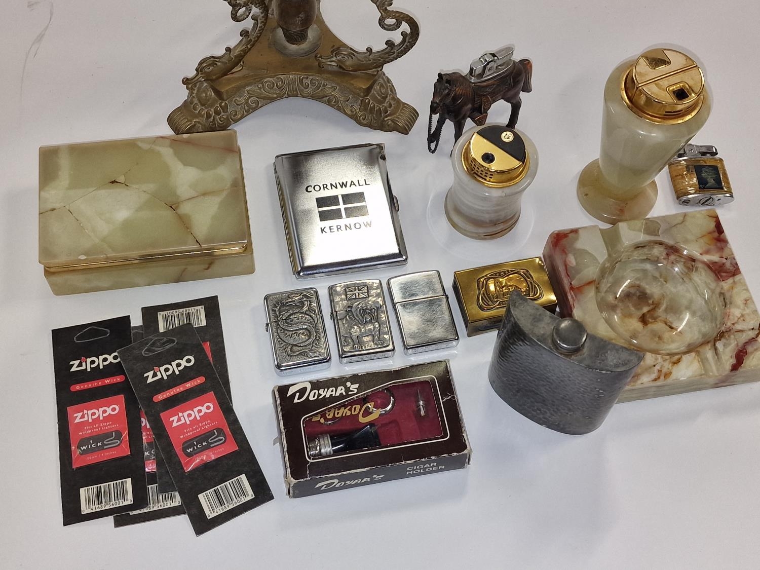 Collection of smoking related paraphernalia to include ash trays and lighters. Some Zippo examples - Bild 2 aus 3