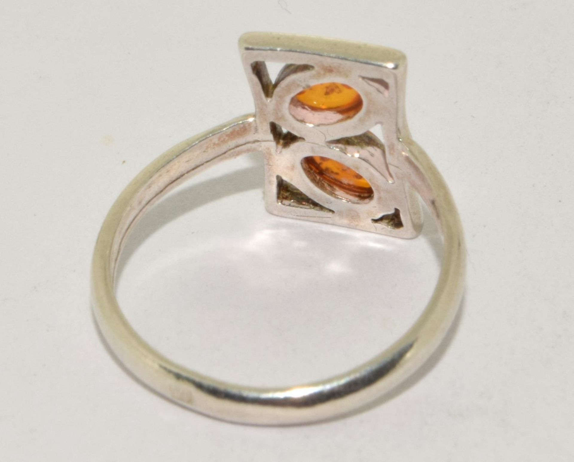 A 925 silver and amber ring Size O - Image 3 of 3