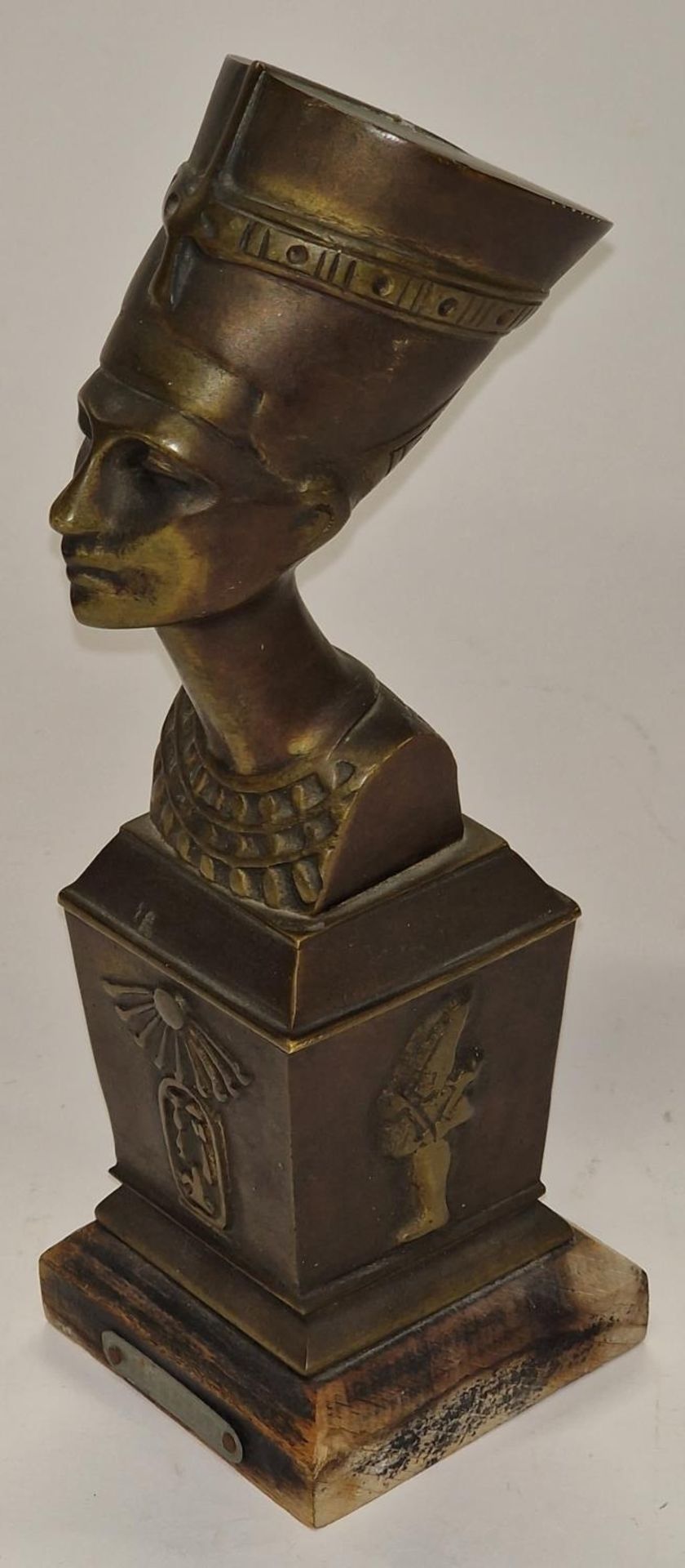 An early bronze bust of Nefertiti circa 1920/30. - Image 2 of 4
