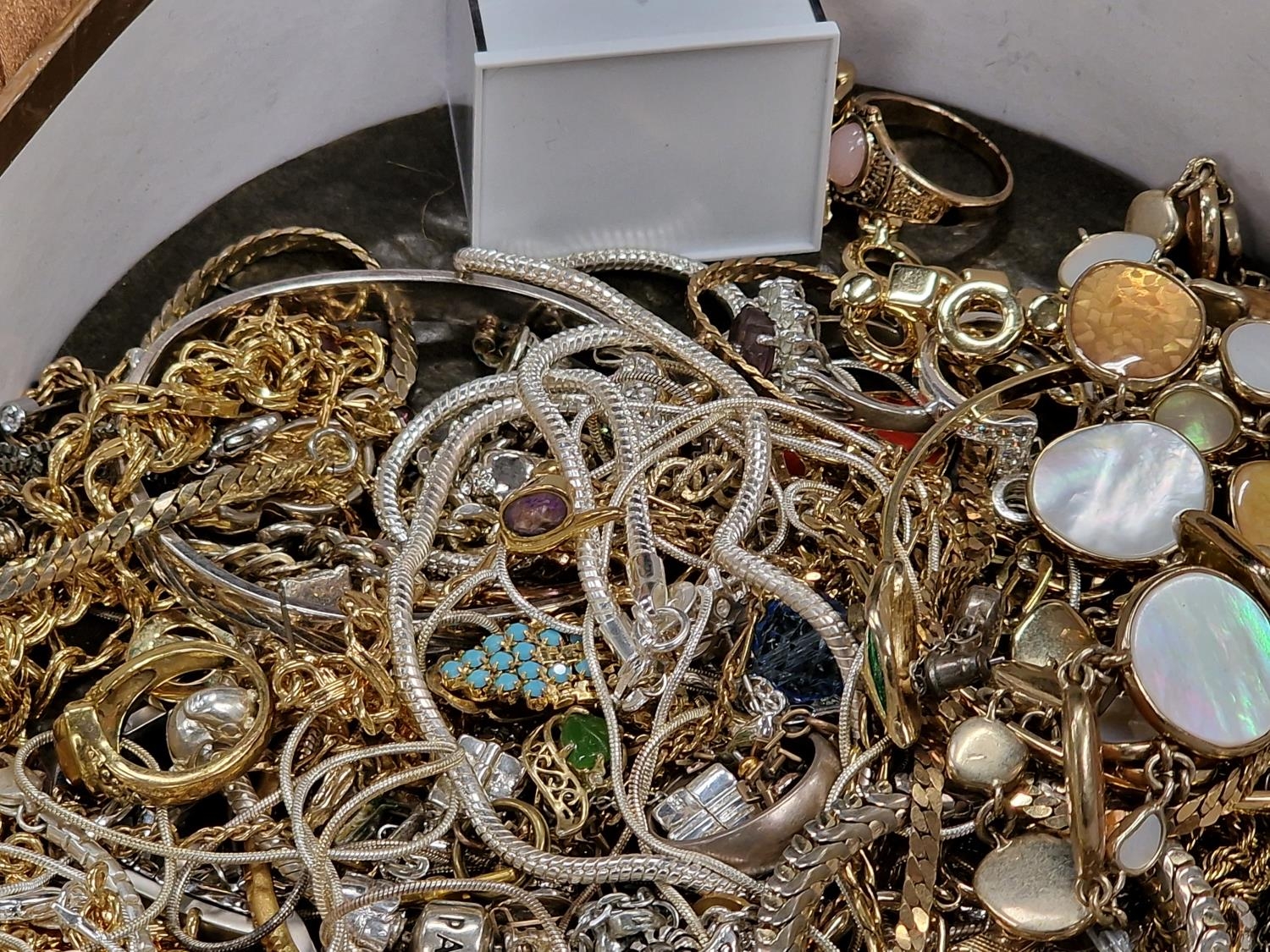 A box of costume jewellery to include gold and silver. - Image 3 of 4