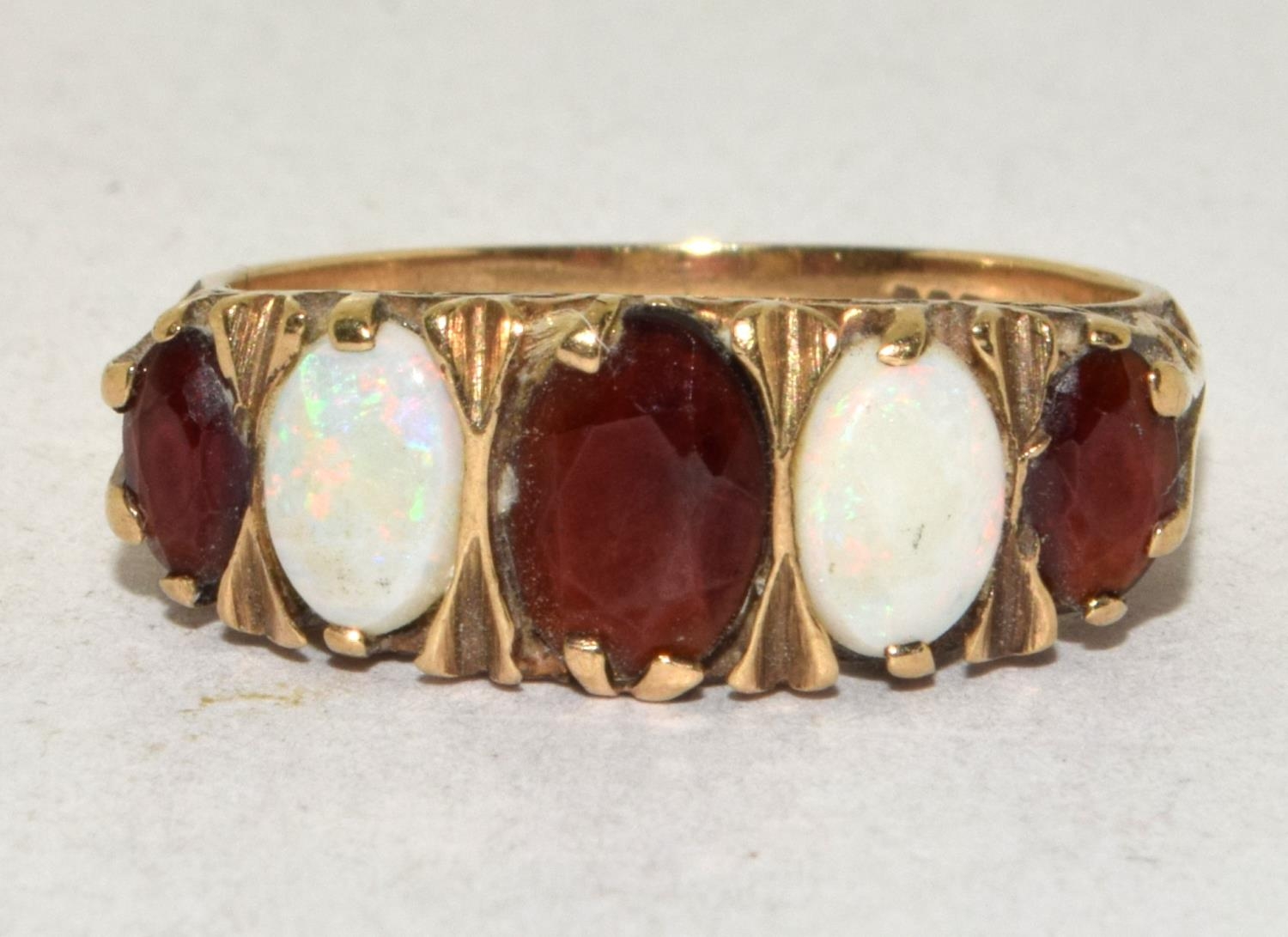 9ct gold ladies Vintage Opal and Garnet 5 stone ring 3.1g size O - Image 5 of 5