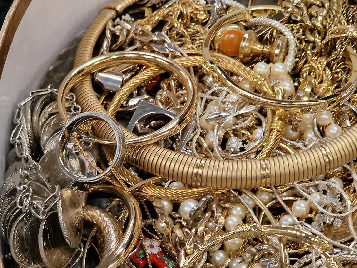 A box of costume jewellery to include gold and silver. - Image 2 of 4