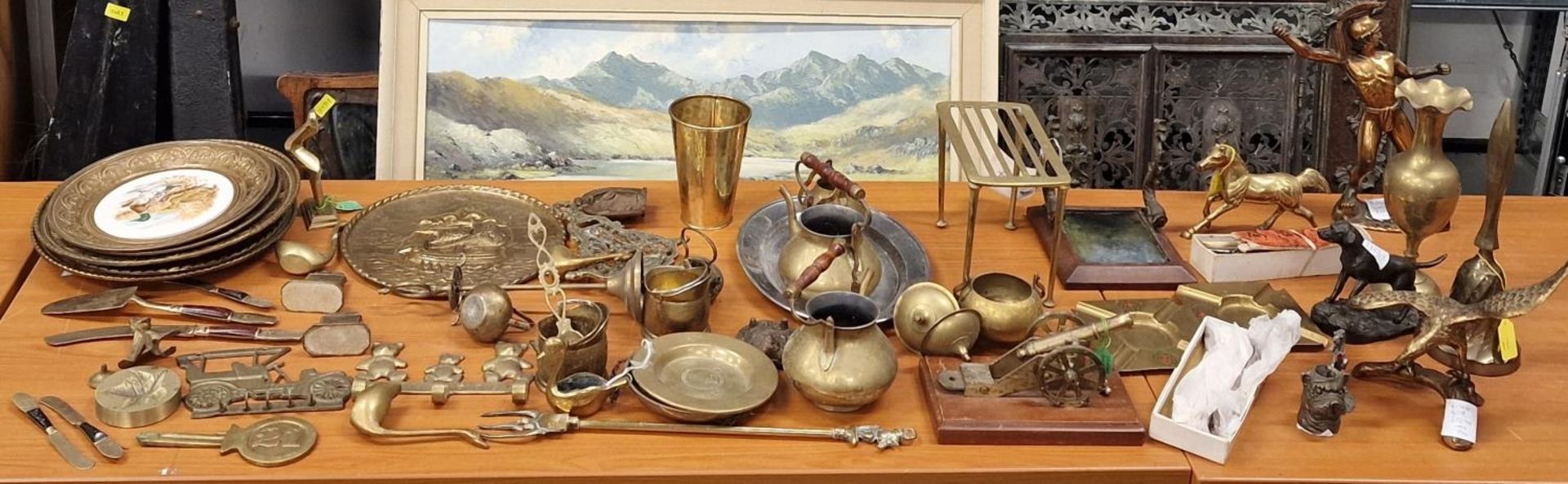 Large collection of brass and other metalware items.