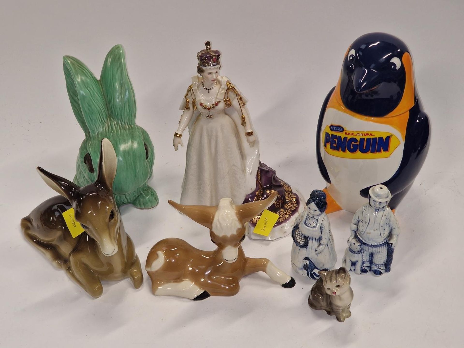 Collection of ceramic ornaments to include Royal Worcester Queen Elizabeth II, Beswick cat, large - Image 2 of 4