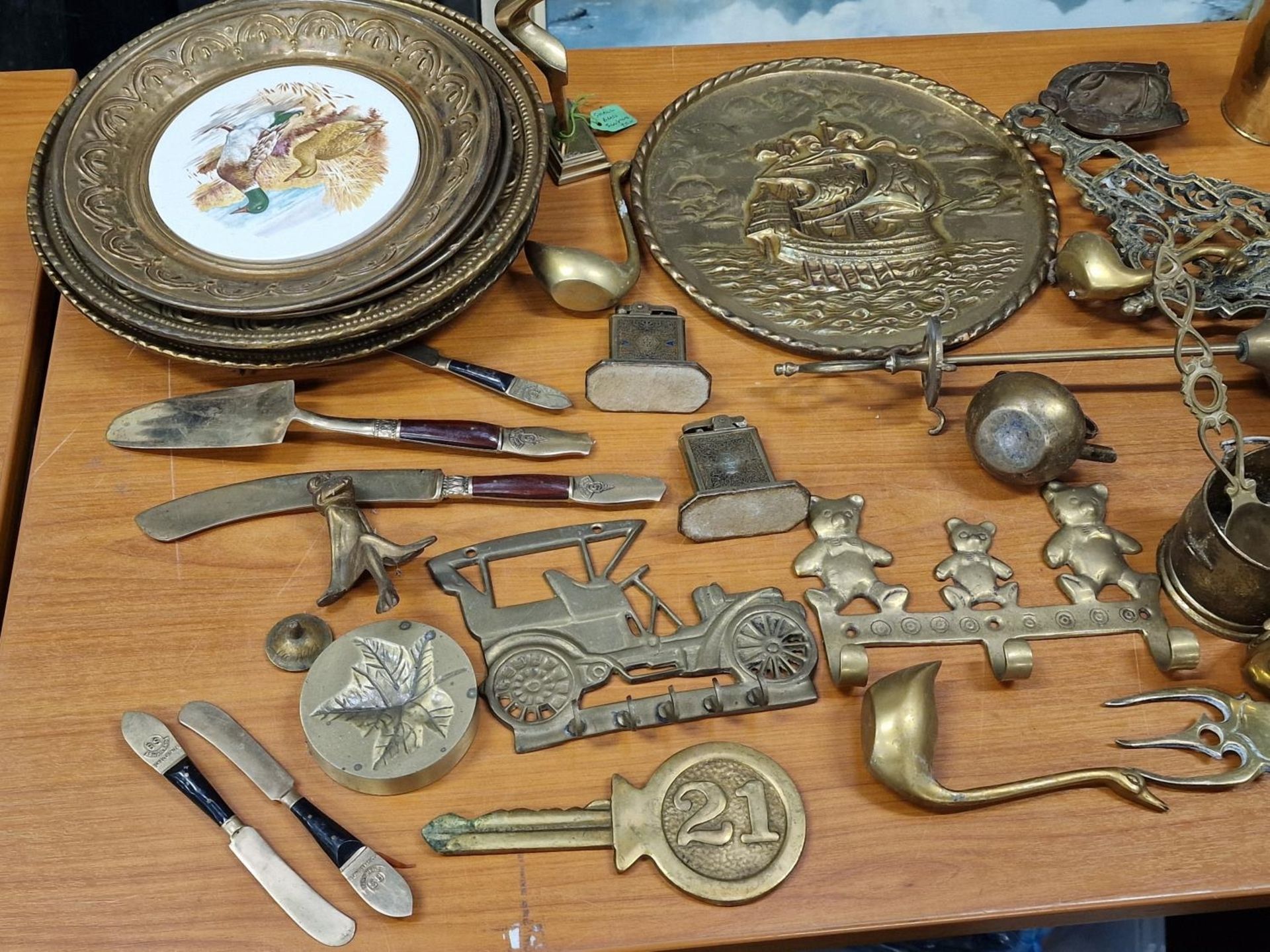 Large collection of brass and other metalware items. - Image 2 of 4