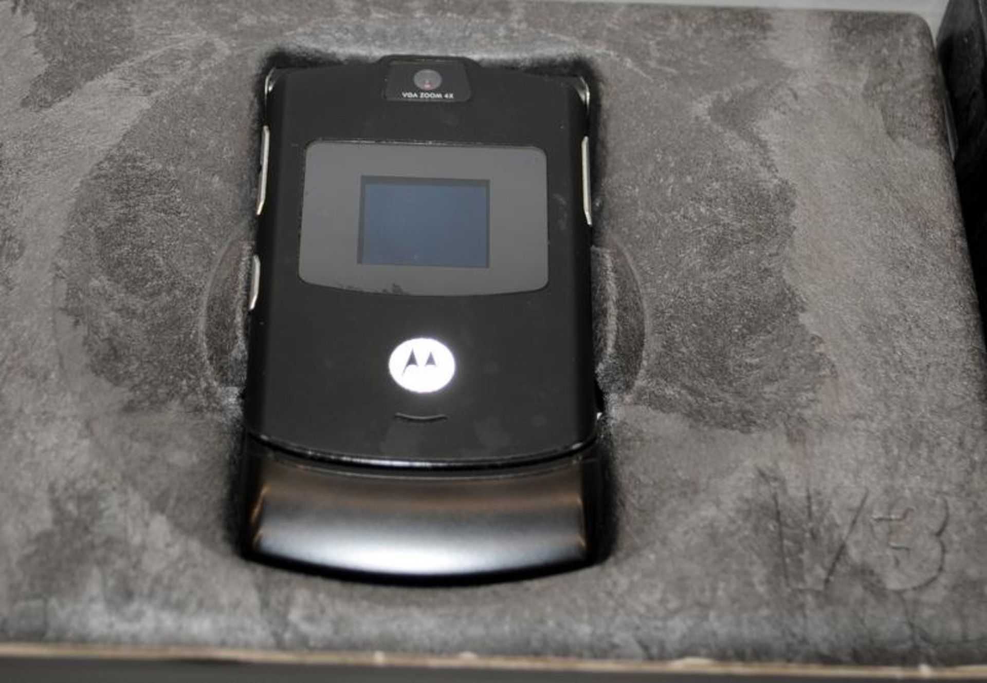 Vintage Motorola Black RAZR V3 mobile phone. In excellent cosmetic condition although not tested, - Image 4 of 4