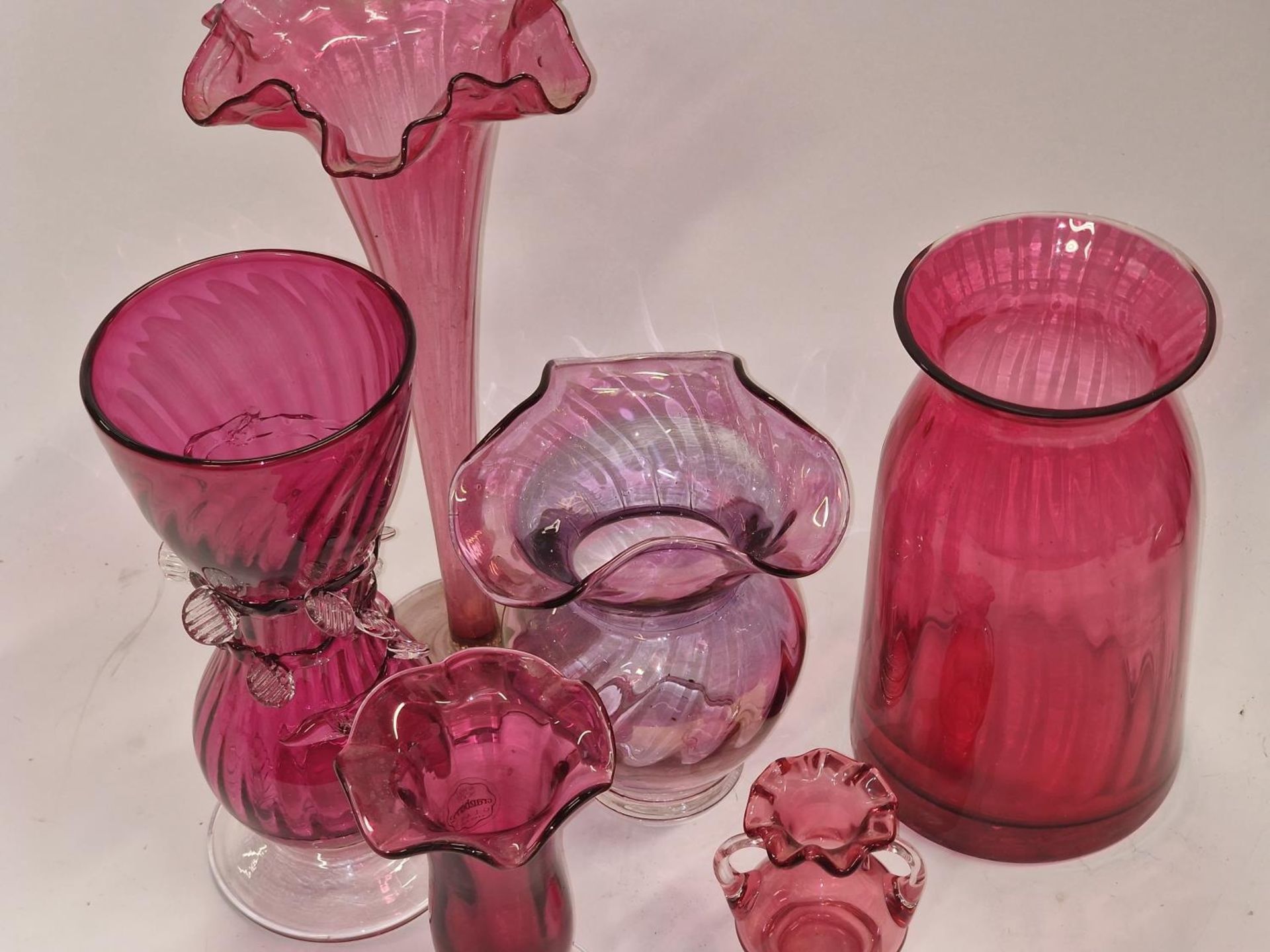 A collection of cranberry coloured glassware (6). - Image 2 of 2